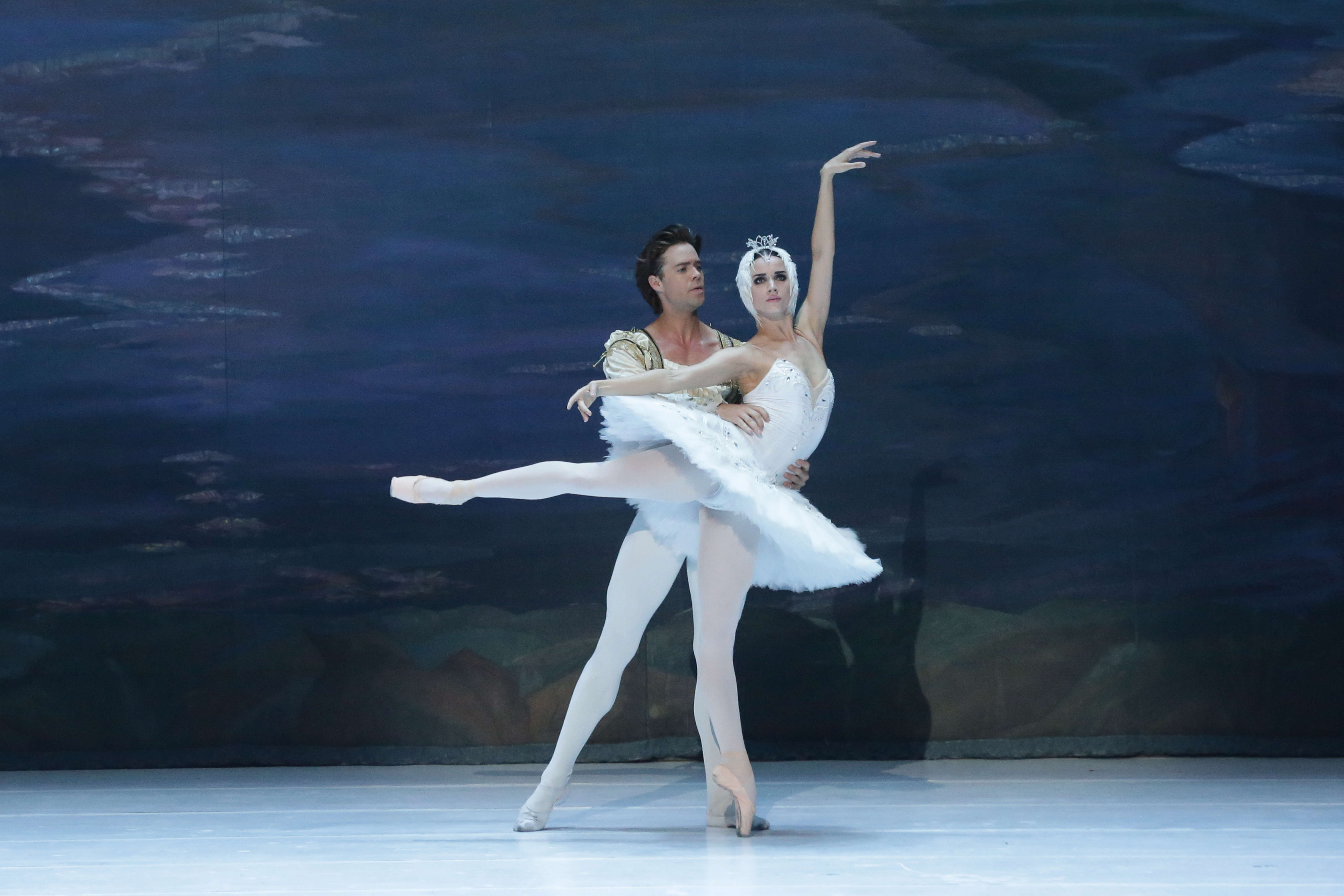 基輔芭蕾舞團當家天后娜塔莉瑪莎克和英國皇家芭蕾舞團前任首席馬修高頓領銜主跳《天鵝湖》，兩人默契十足，透過肢體語言傳達角色愛慕之情。