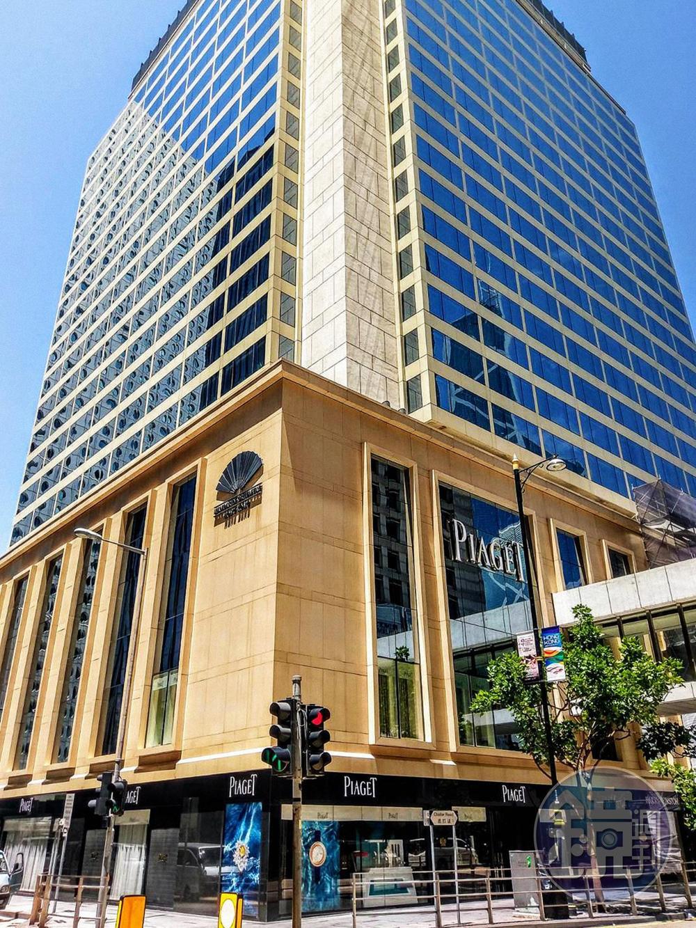 拍賣在中環文華東方酒店舉行，附近精品門市及錶店薈萃。