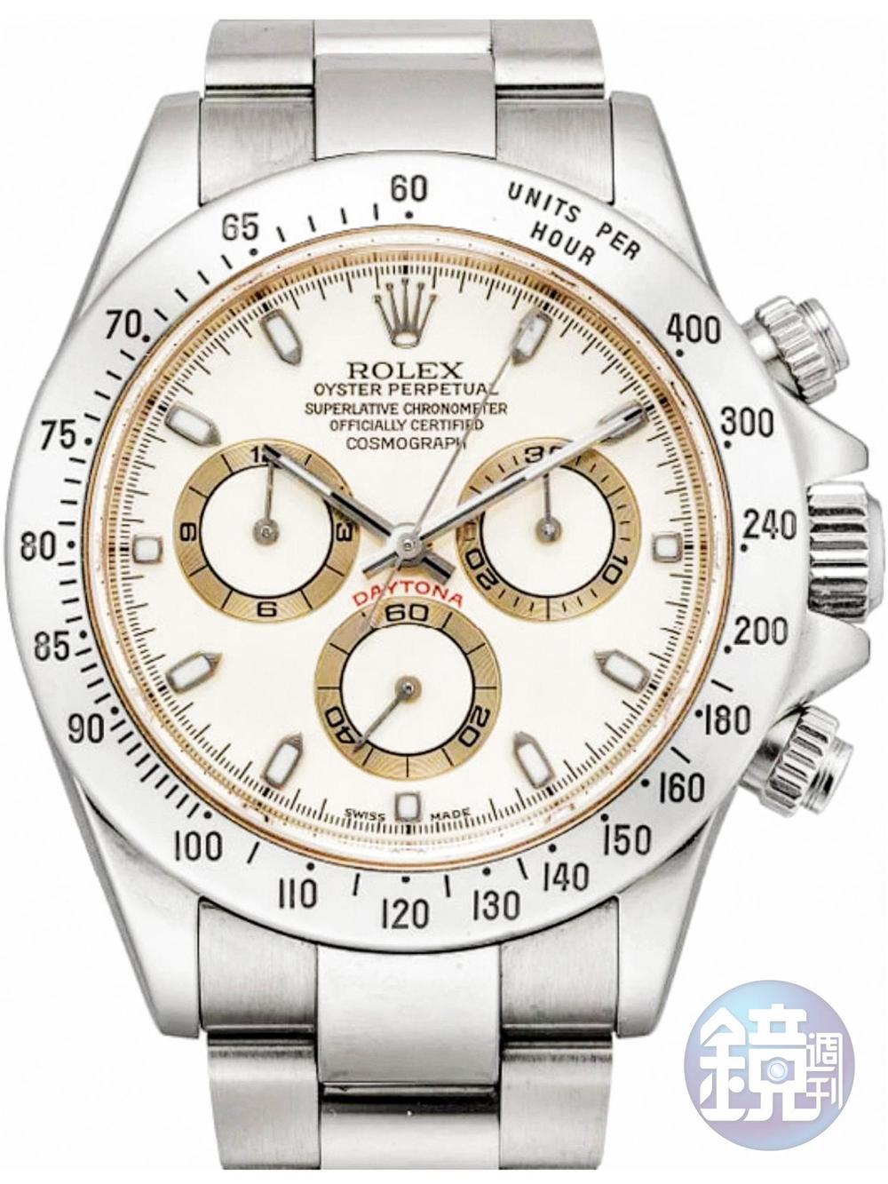 Lot 1021，ROLEX Daytona 116520計時碼錶，產於2000年，估價16~30萬港幣，含佣價為30萬港幣（約114萬台幣）。普通白面116520現時頂多值4、50萬台幣，這只卻拍了兩倍價，因面盤已由原本的雪白轉成奶油色，不過說穿了不就是製造瑕疵？這種類似收藏「變體郵票」的概念，讓ROLEX粉絲也為之瘋狂！