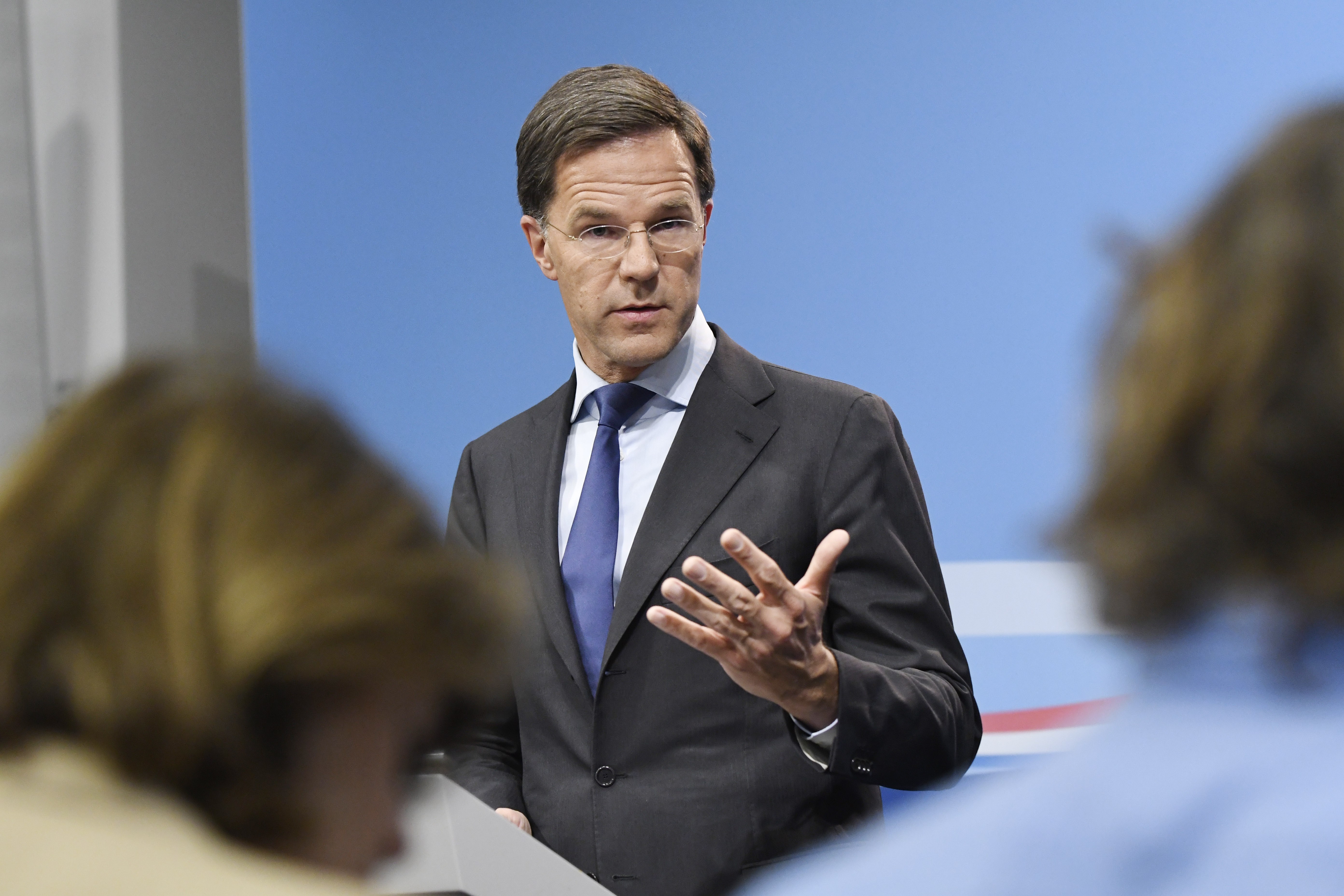 荷蘭總理馬克呂特常有許多親民舉動，包含在公共場合整理自己打翻的咖啡，在社群媒體上到處圈其他國家的粉絲。（東方IC）