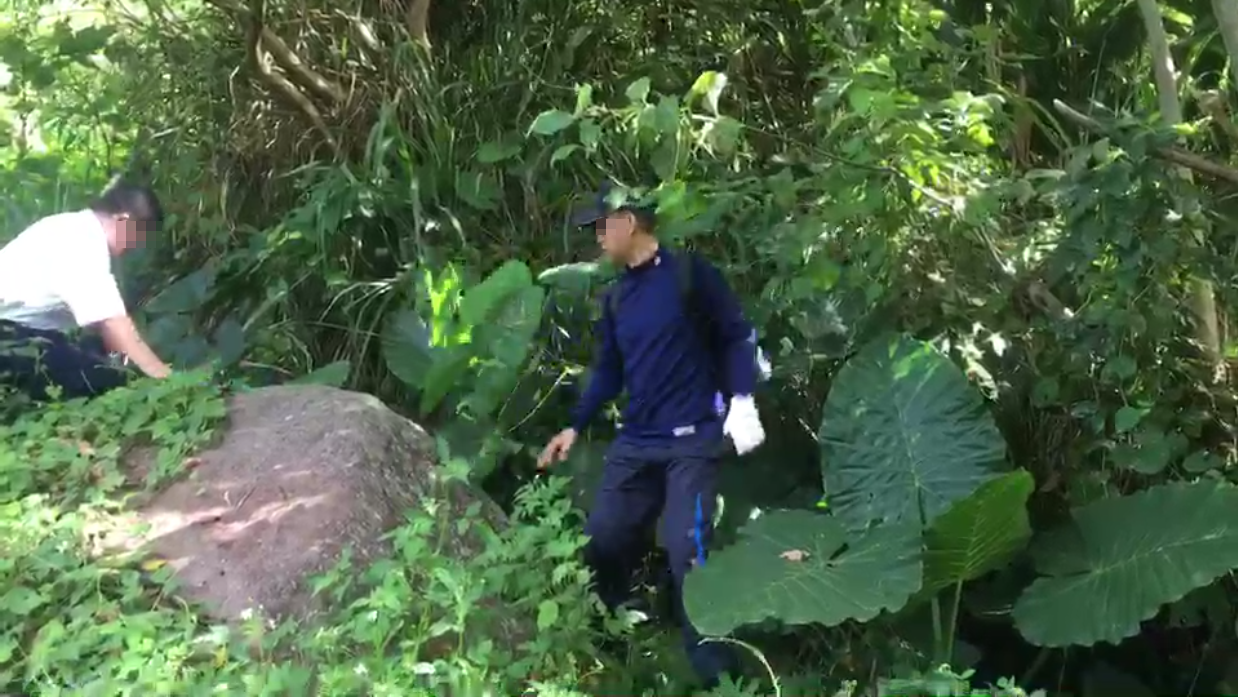 經警方漏夜搜山，在今（7）日上午9時14分在距離案發現場2公里處的菜園工寮中，發現疑似服農藥自殺的何良鑑遺體。（翻攝畫面）