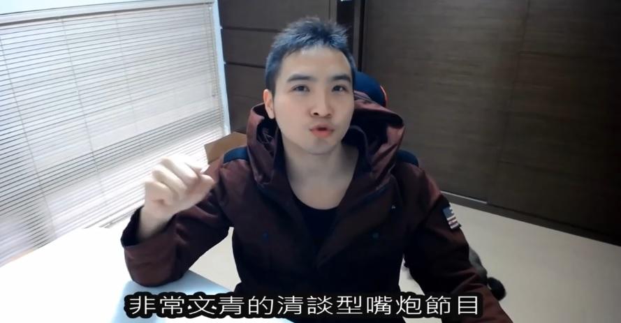 谷阿莫在網上說電影，戲謔諷刺的風格讓他走紅，卻也引來爭議。（翻攝自谷阿莫臉書）