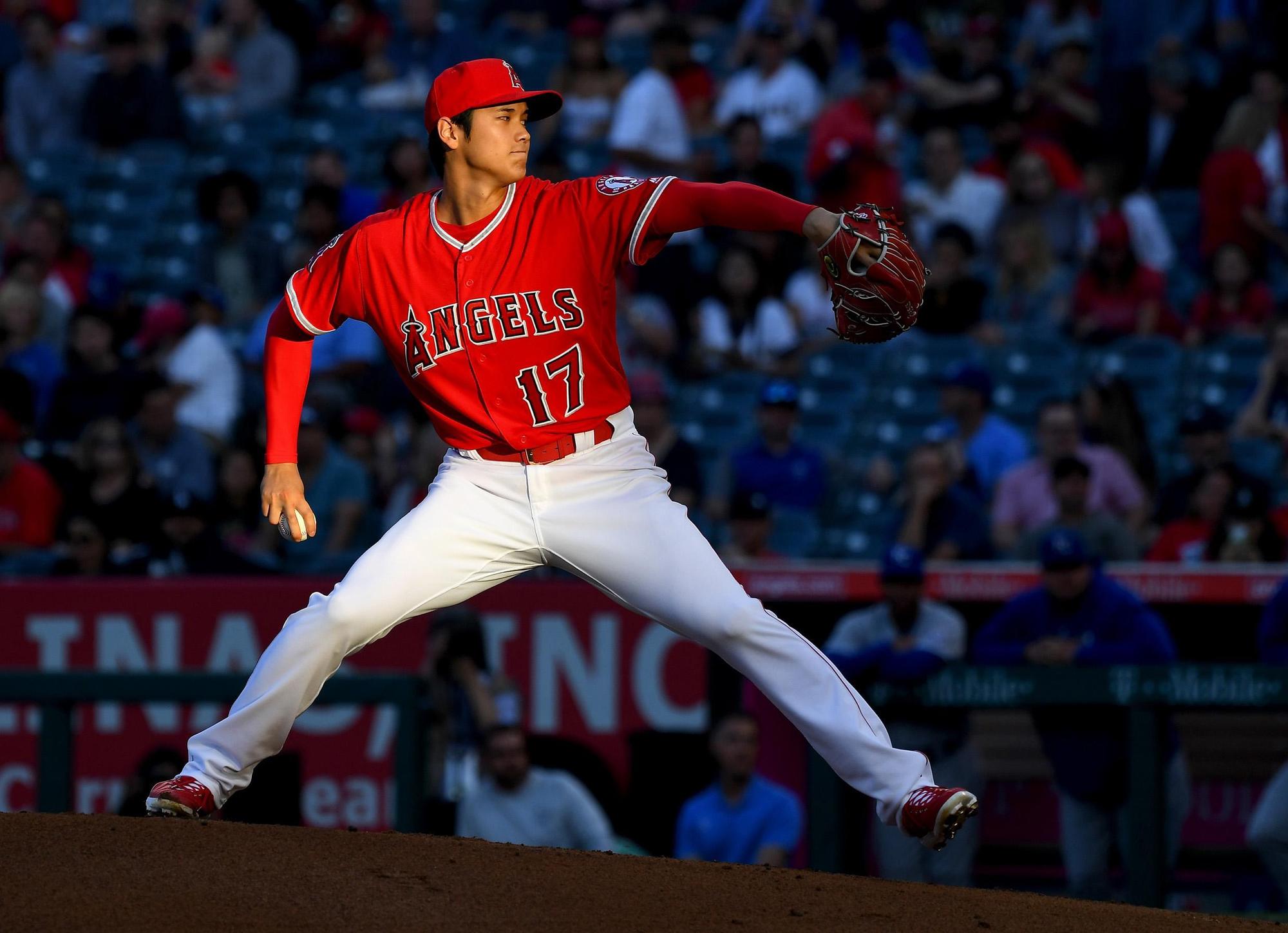 大谷翔平因他的右手中指起水泡,被迫在5局上退場休息,幸好隊友在第5局連續安打添得1分,讓他不必承擔敗投。(東方IC)
