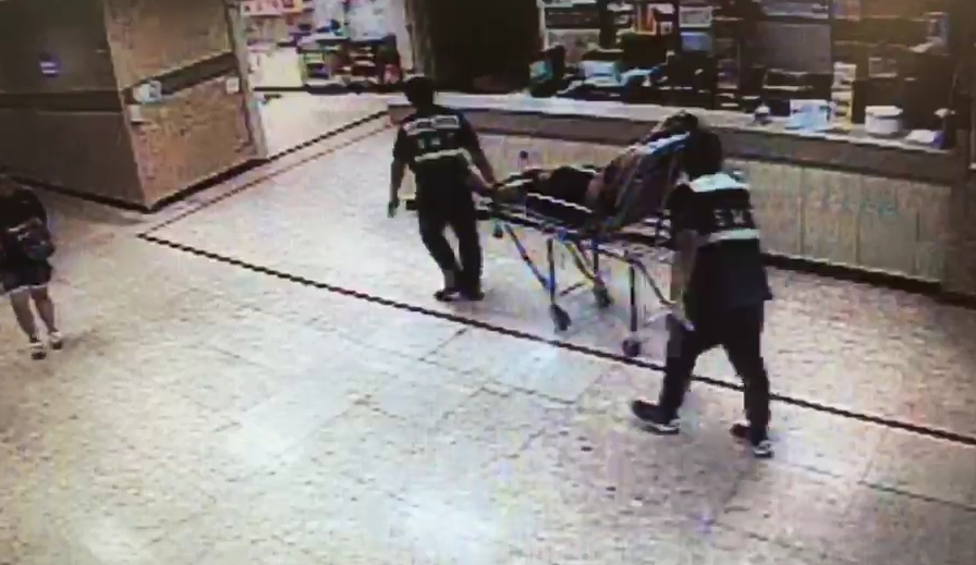 羅姓屋主的兒子因為吸入性嗆傷及腿部挫傷，送往醫院救治。（警消提供）