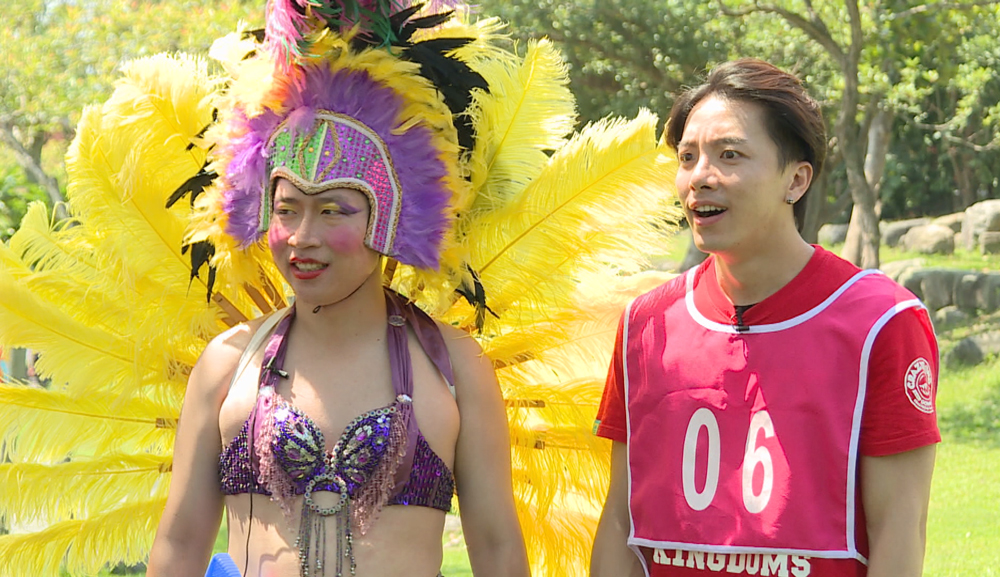 坤達（右）與同門師兄張立東一起上節目，兩人形象差異極大。（台視提供）