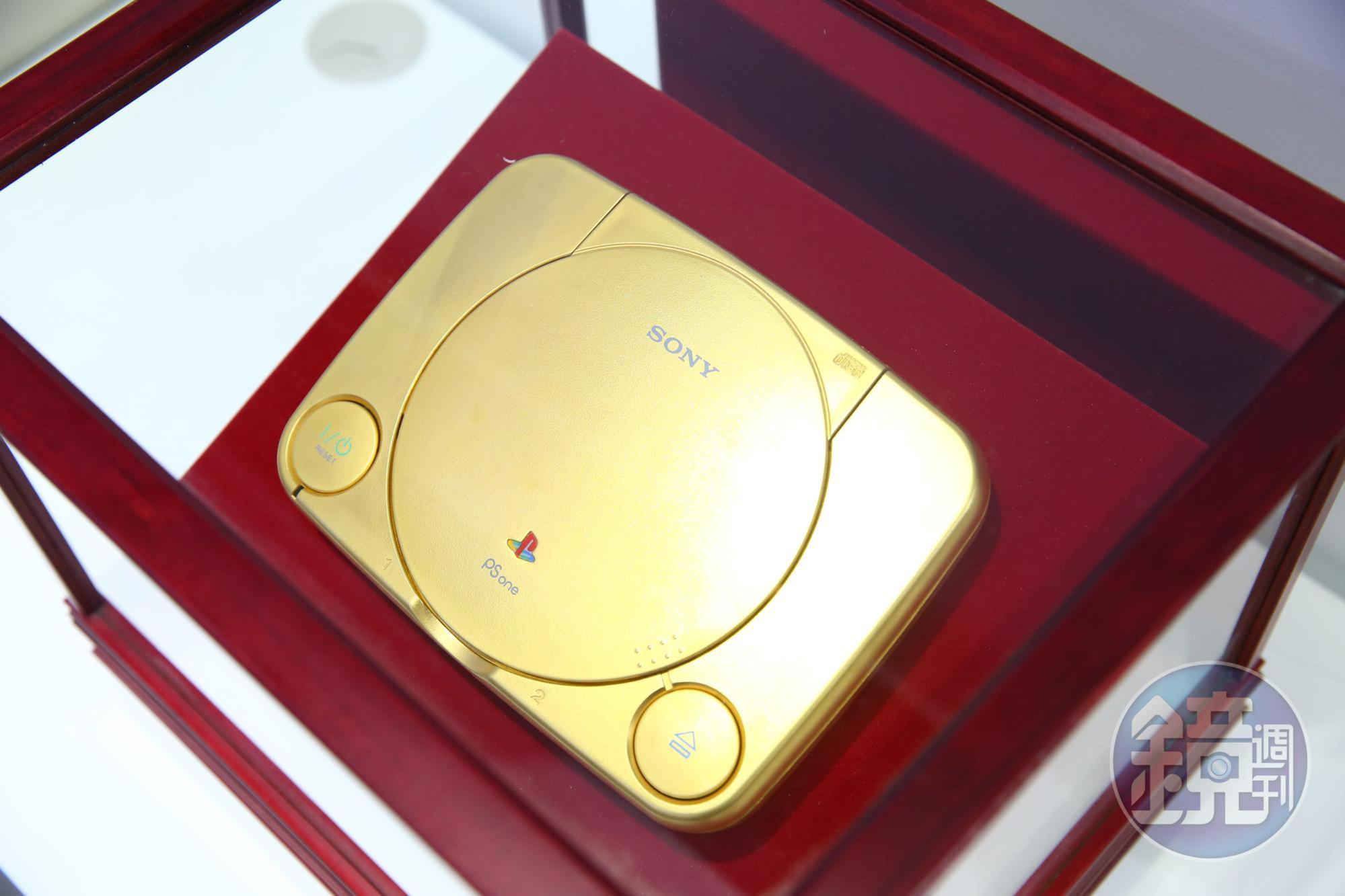 富士康30年回顧展,這台999純金打造PS1超吸睛。