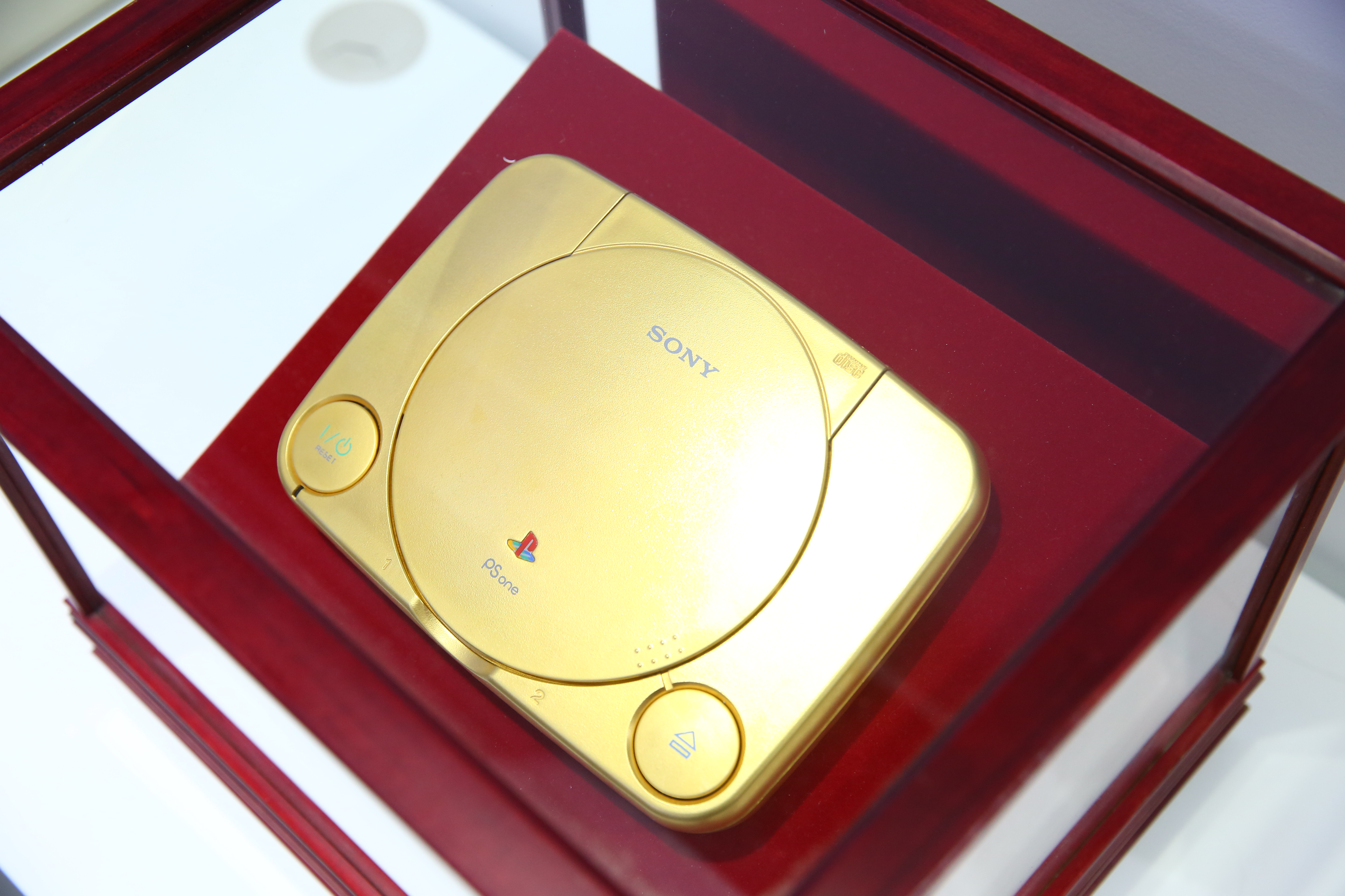 富士康30年回顧展，這台999純金打造PS1超吸睛。