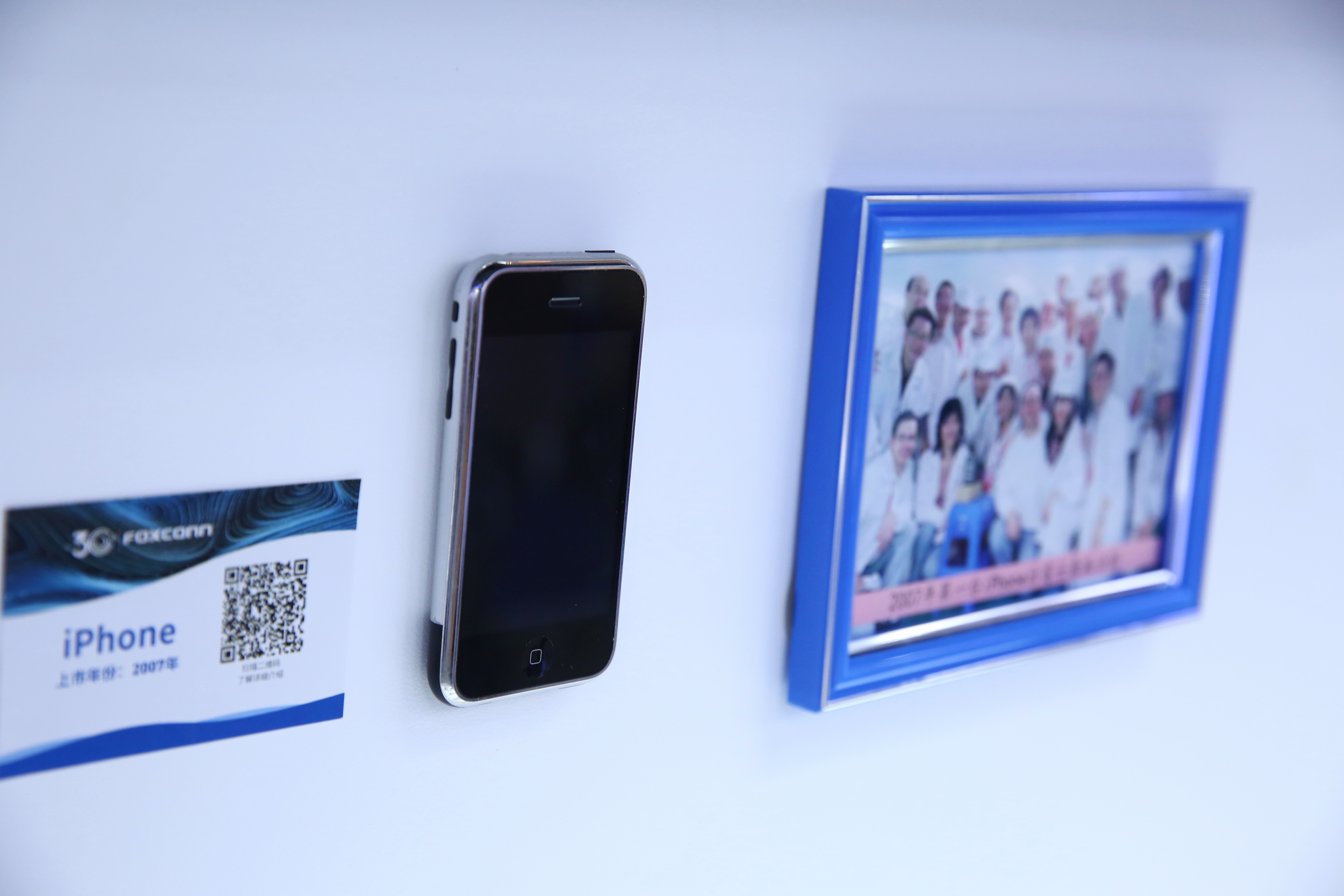 2017年替蘋果生產第一台iPhone的回顧照片。