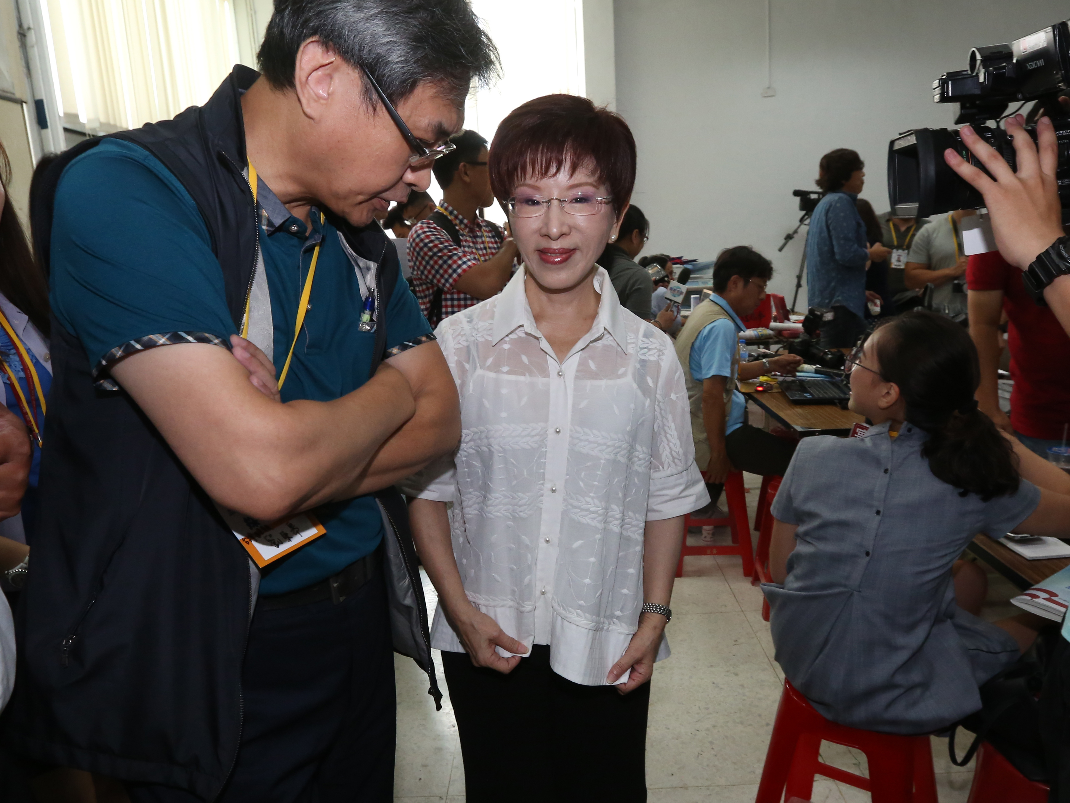 國民黨中常會上週撤銷新竹縣長提名採全民調的決議，洪秀柱認為應維持原決議，跟著制度走。