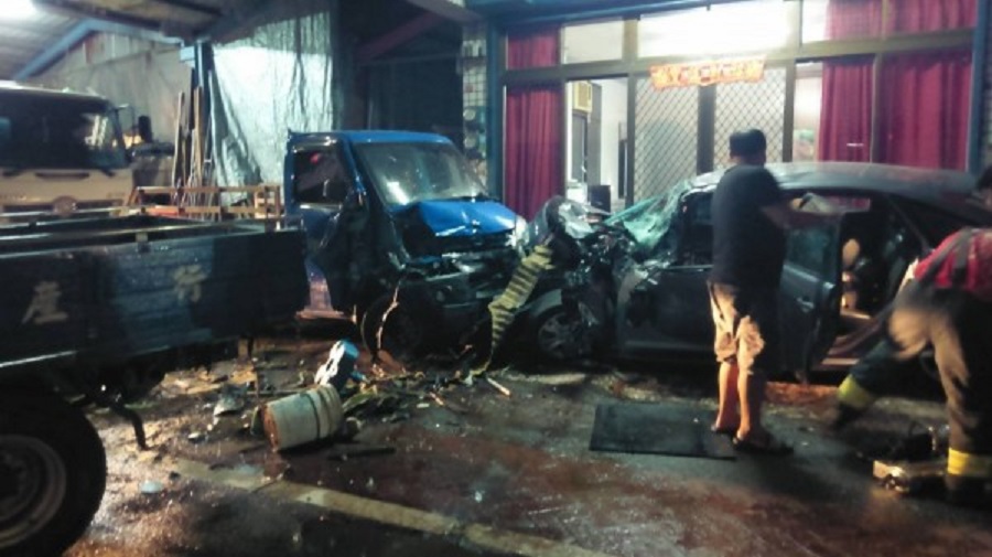 陳男駕車失控撞擊停放路邊騎樓的兩輛貨車,現場滿目瘡痍。(警方提供)