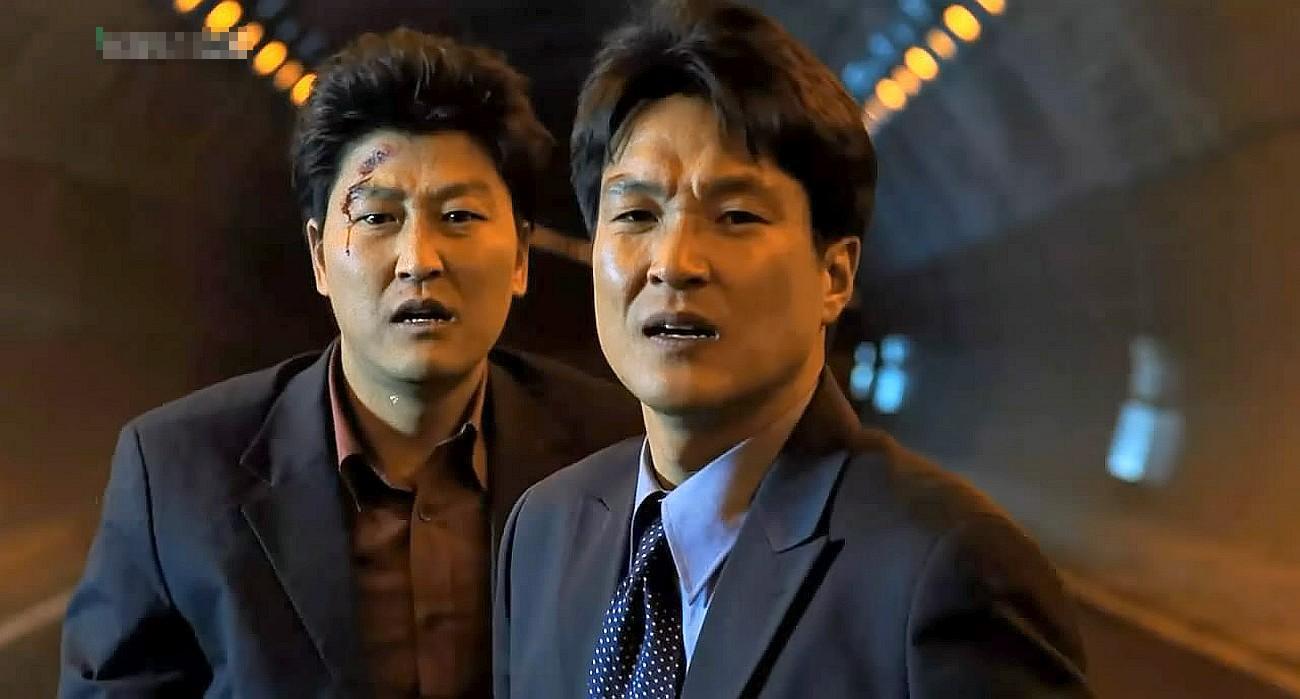 韓石圭(右)、宋康昊主演的《魚》,在韓國上映時締造逾660萬觀影人次。(翻攝自DAUM網路)