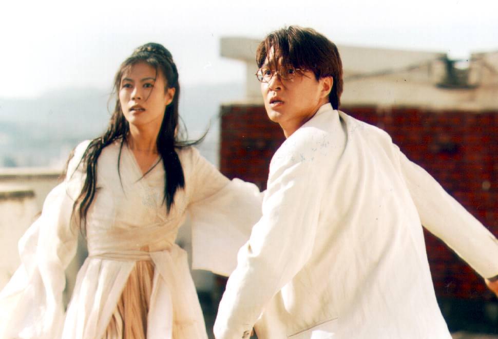 韓石圭(右)、陳熙瓊主演的《銀杏樹床》,結合前世今生、人鬼戀等題材,讓韓國電影圈大開眼界。(翻攝自DAUM網站)