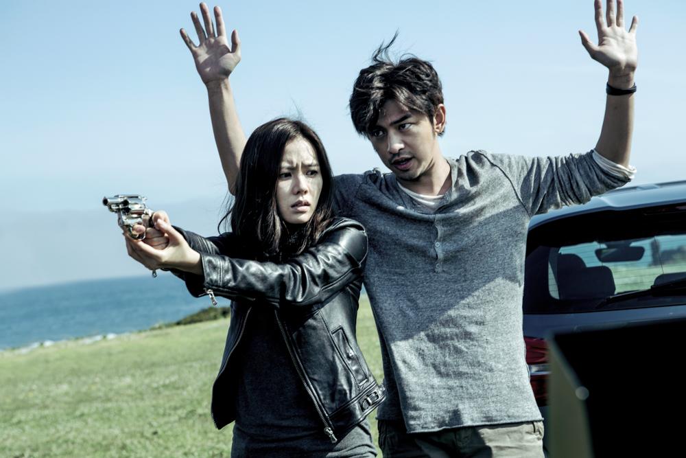 孫藝真（左）、陳柏霖主演的《壞蛋必須死》，由姜帝圭與中國導演馮小剛共同監製。（翻攝自Daum網站）