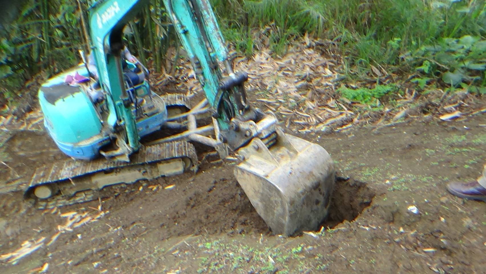 警方會同環保署開挖埋有重金屬的汙泥、垃圾。(警方提供)