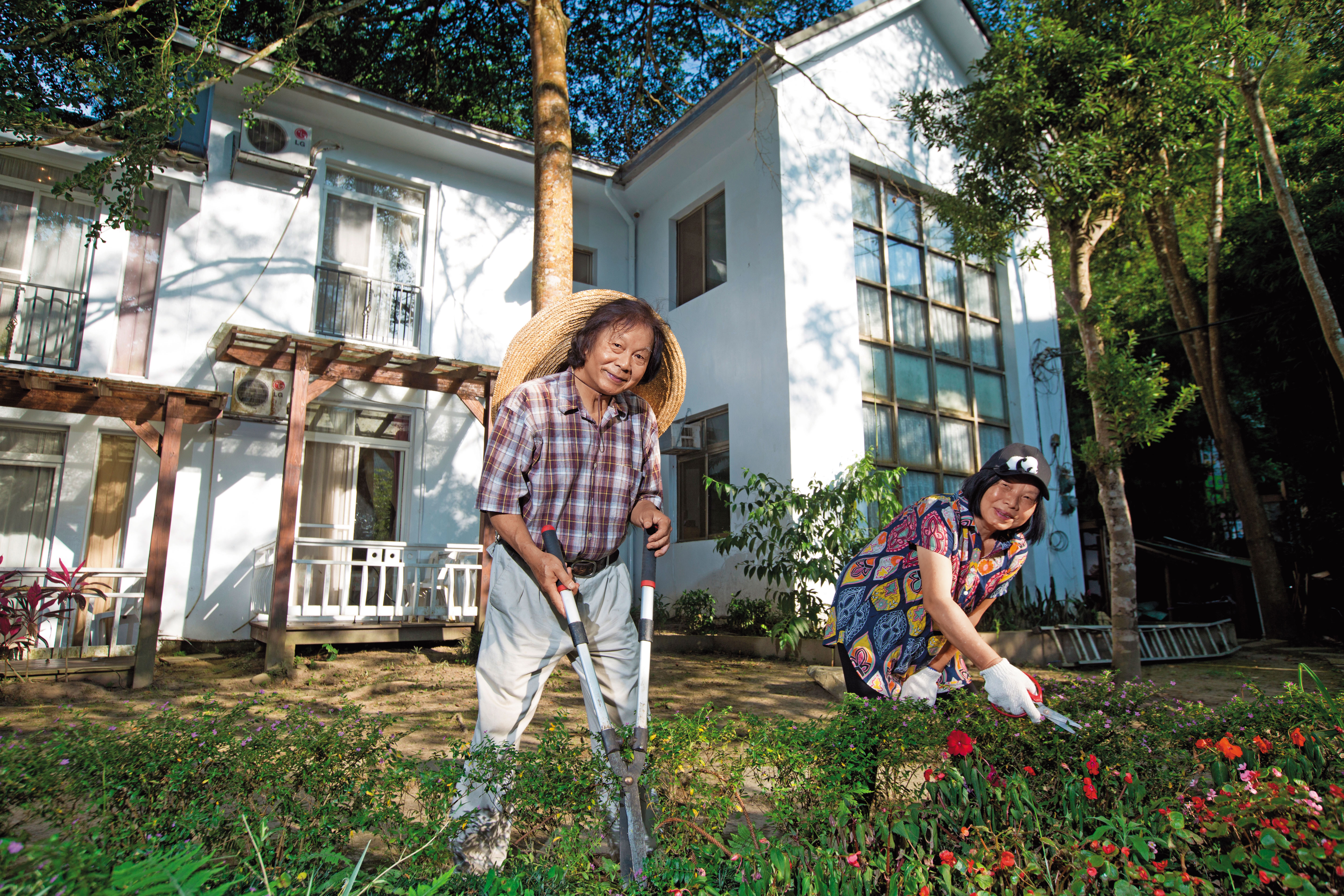 退休國小老師陳智夫（左）與校護妻子鍾綉貞（右），25年前規劃在苗栗南庄退休養老，意外跨入經營民宿與咖啡廳，開創事業第二春。