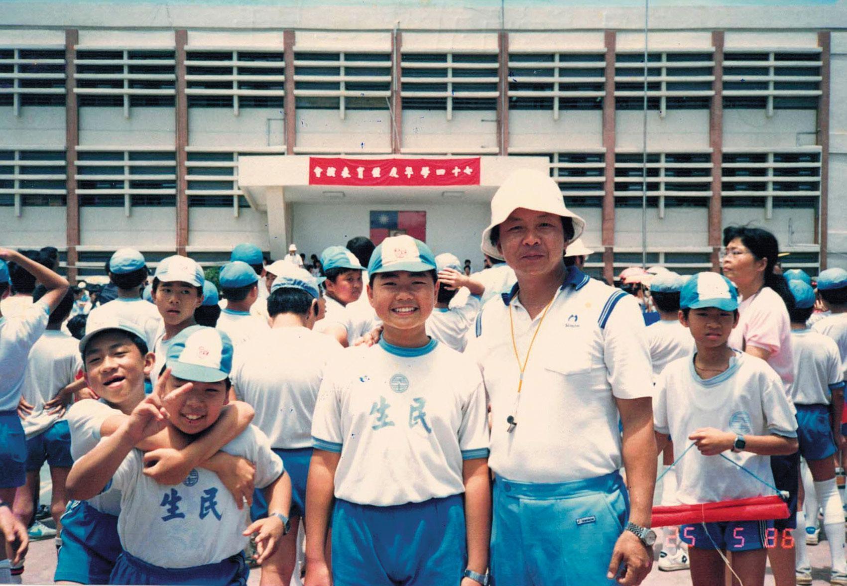 陳智夫在台北市民生國小任教近20年，曾擔任體育組長與班級導師。（陳智夫提供）