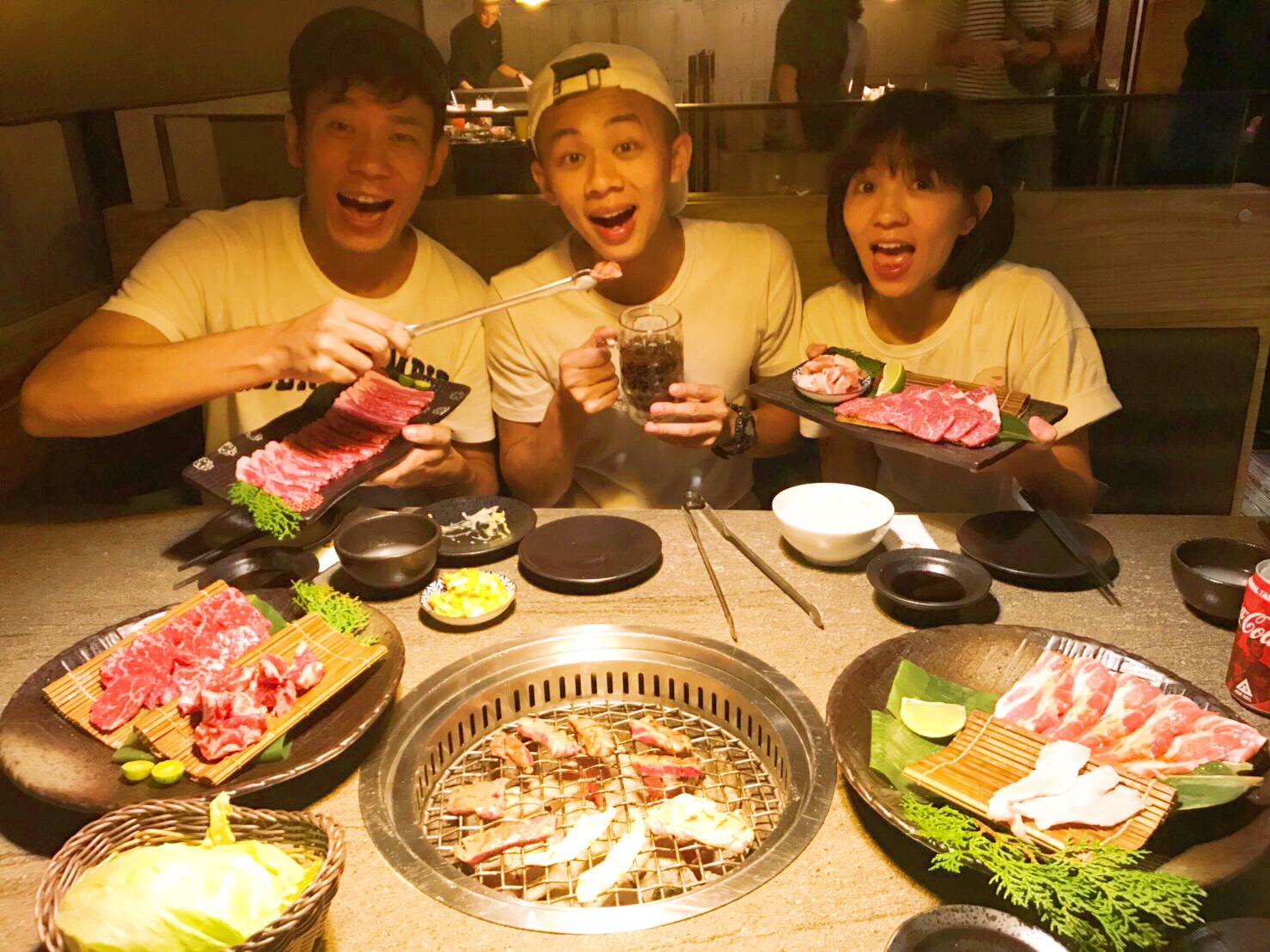 香蕉哥哥（左）與草莓姐姐（右）請吳政迪吃燒肉大餐。