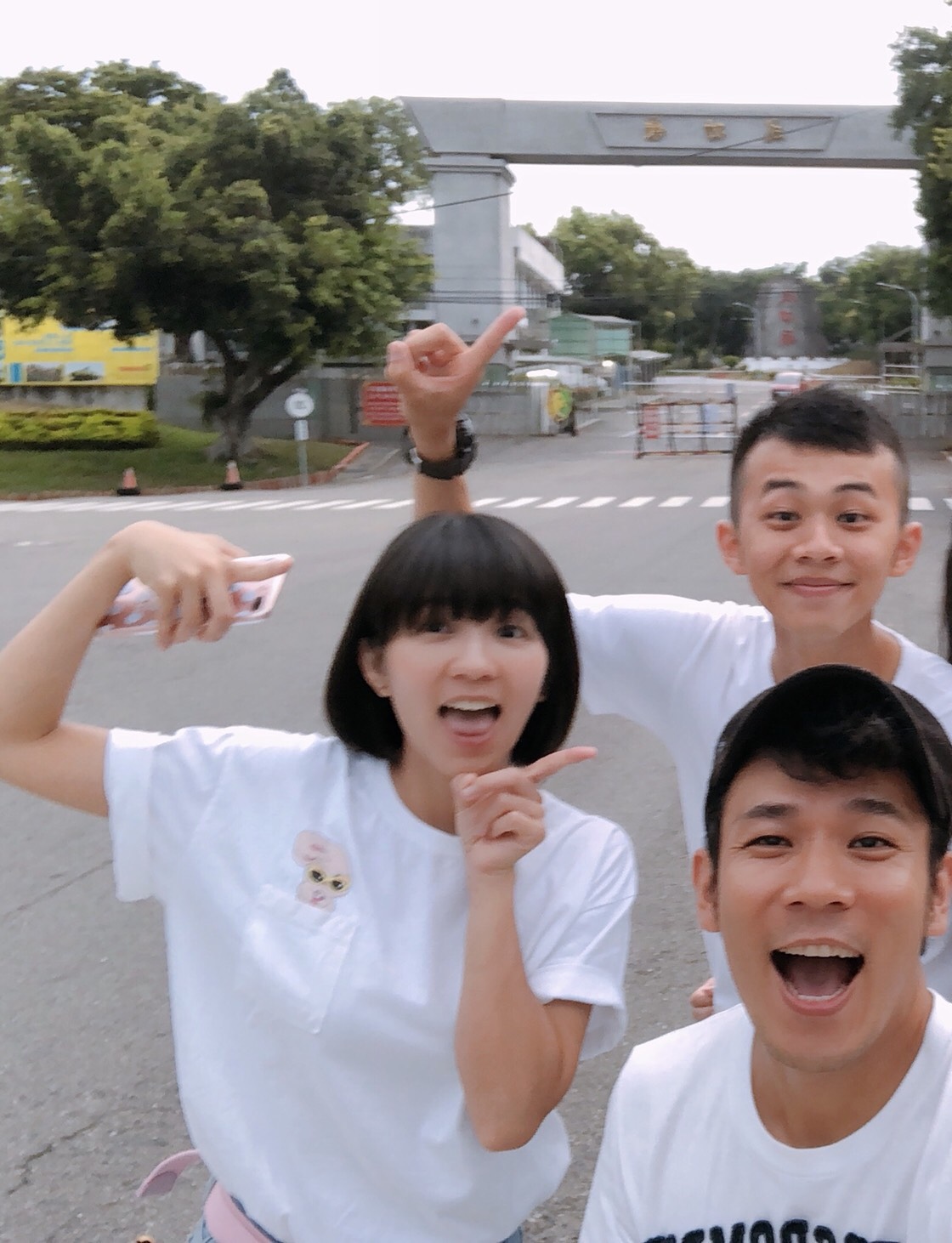 吳政迪（右後）退伍，香蕉哥哥與草莓姐姐開心去成功嶺接他。
