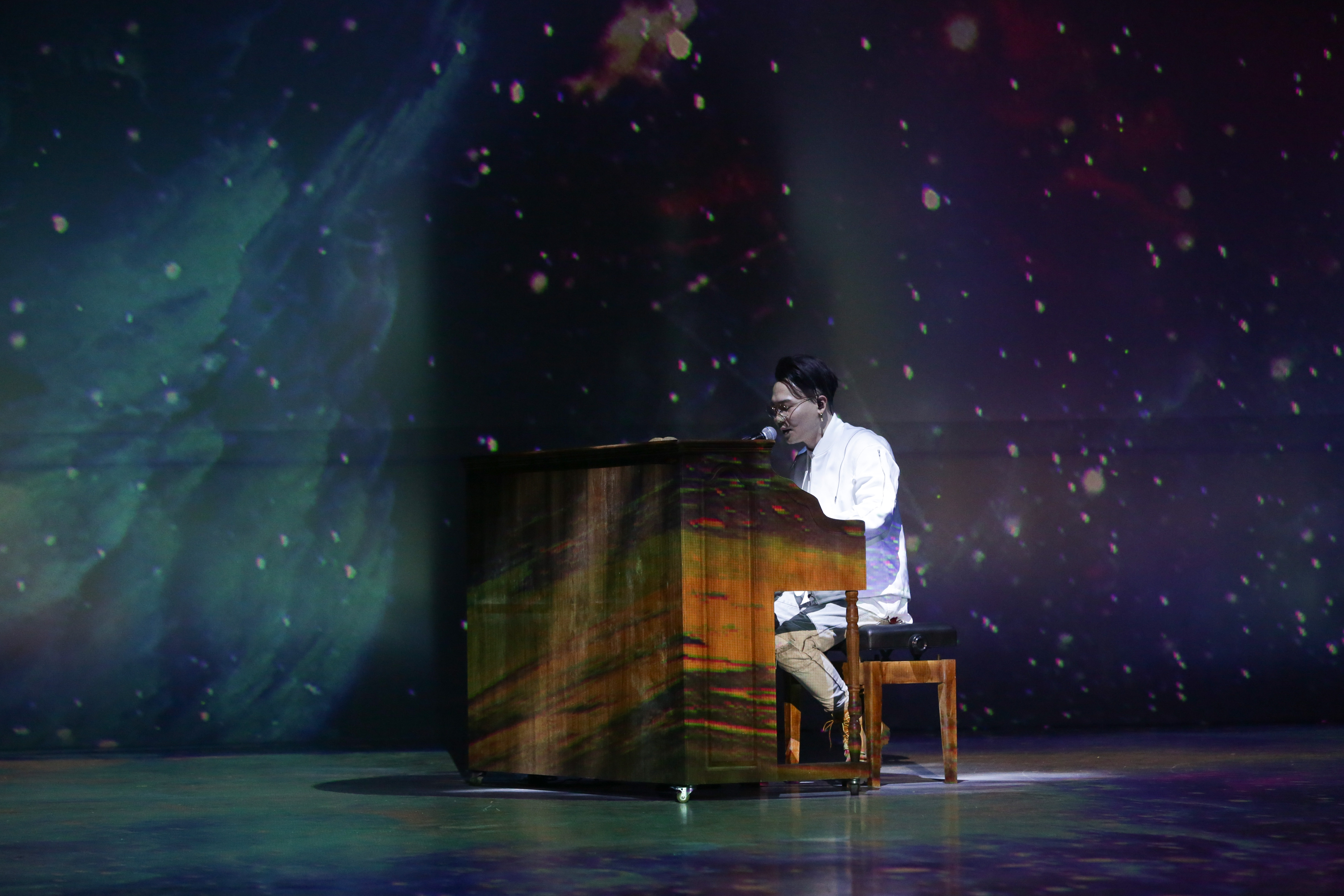 記者會上邊彈鋼琴邊演唱,蕭秉治透露有樂器在手一掃面對媒體的緊張,心情自在。