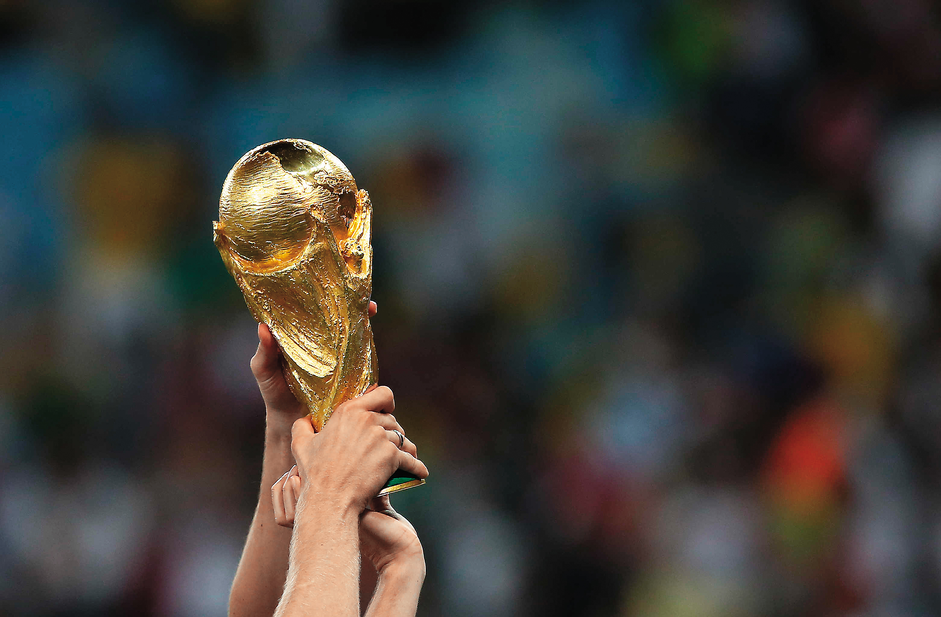 世足賽的「大力神盃」重約6.1公斤，以18K金鑄造，是與賽各隊夢寐以求的終極目標。（東方IC）