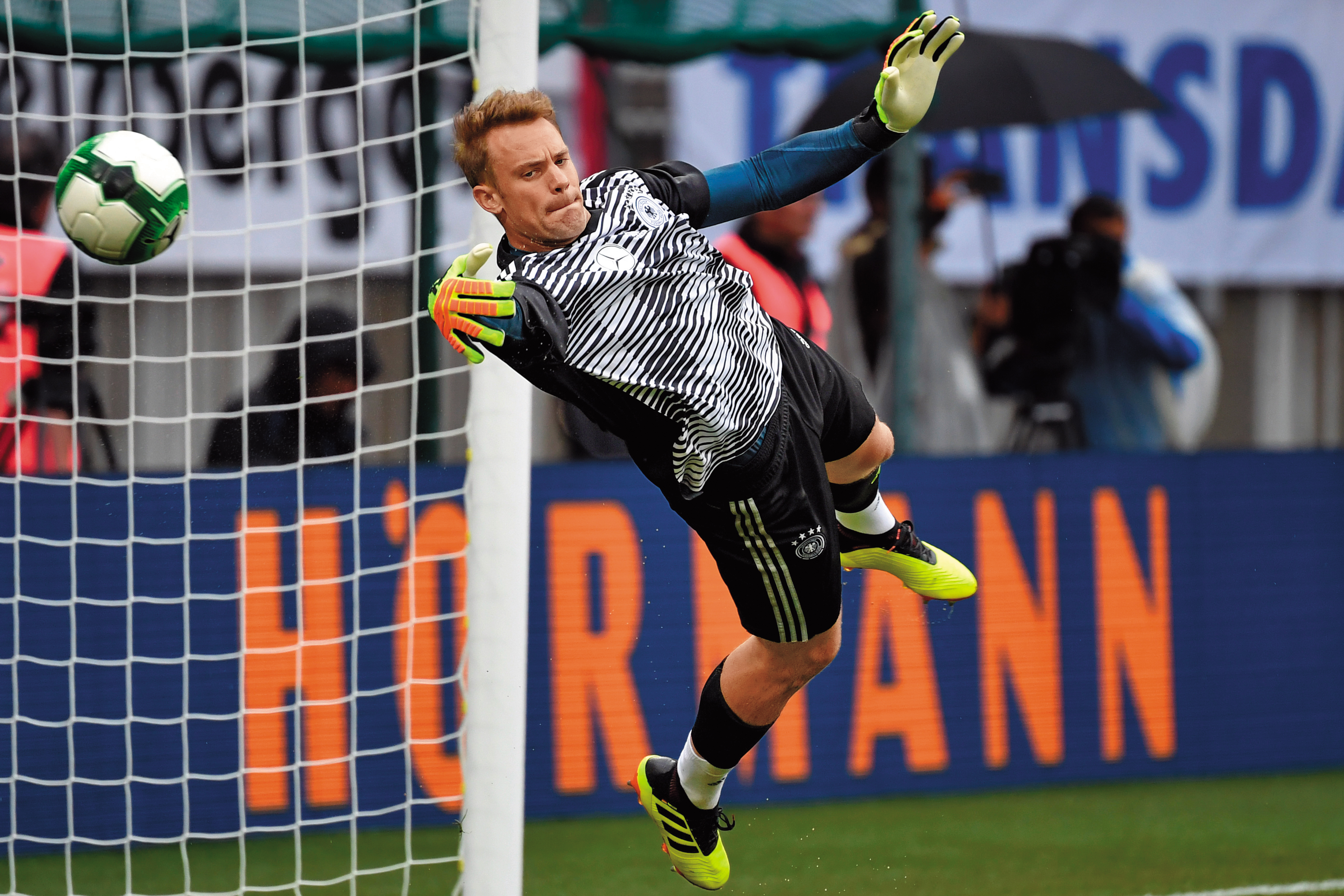 上屆世足的金手套獎是本屆德國隊長諾伊爾（Manuel Neuer），傷後重返戰場繼續擔任主力門將。（東方IC）