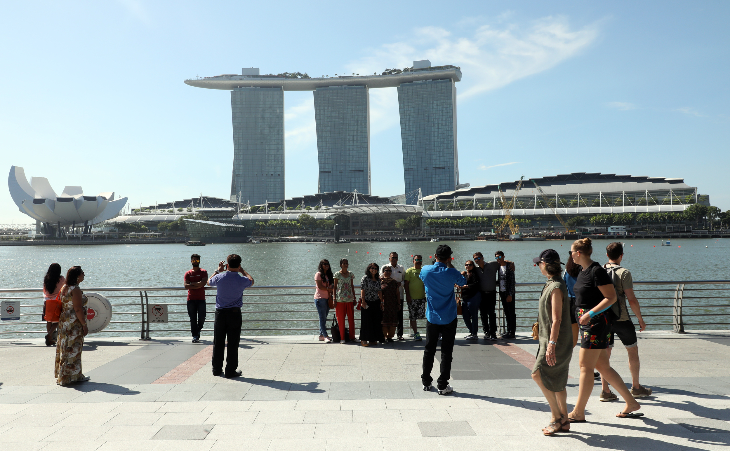2018年6月4日，一群外國遊客在新加坡以濱海灣金沙酒店為背景拍照。（東方IC）