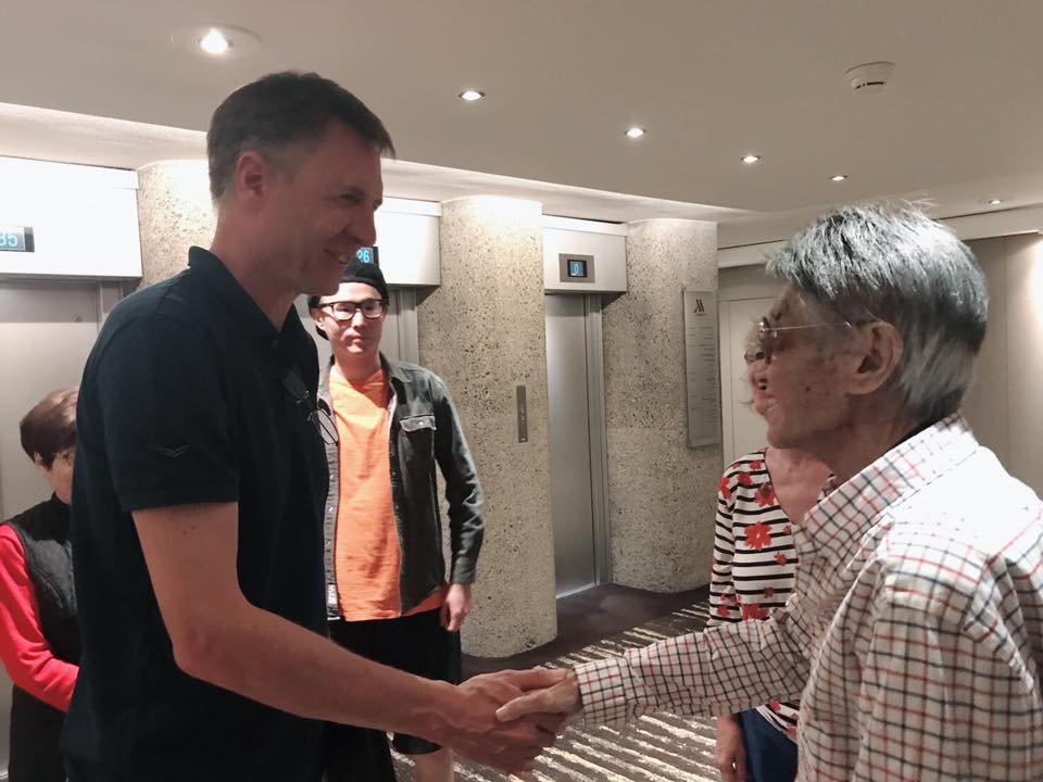 傅達仁PO出昨晚和「尊嚴」人員討論身後事照片。(翻攝傅達仁臉書)