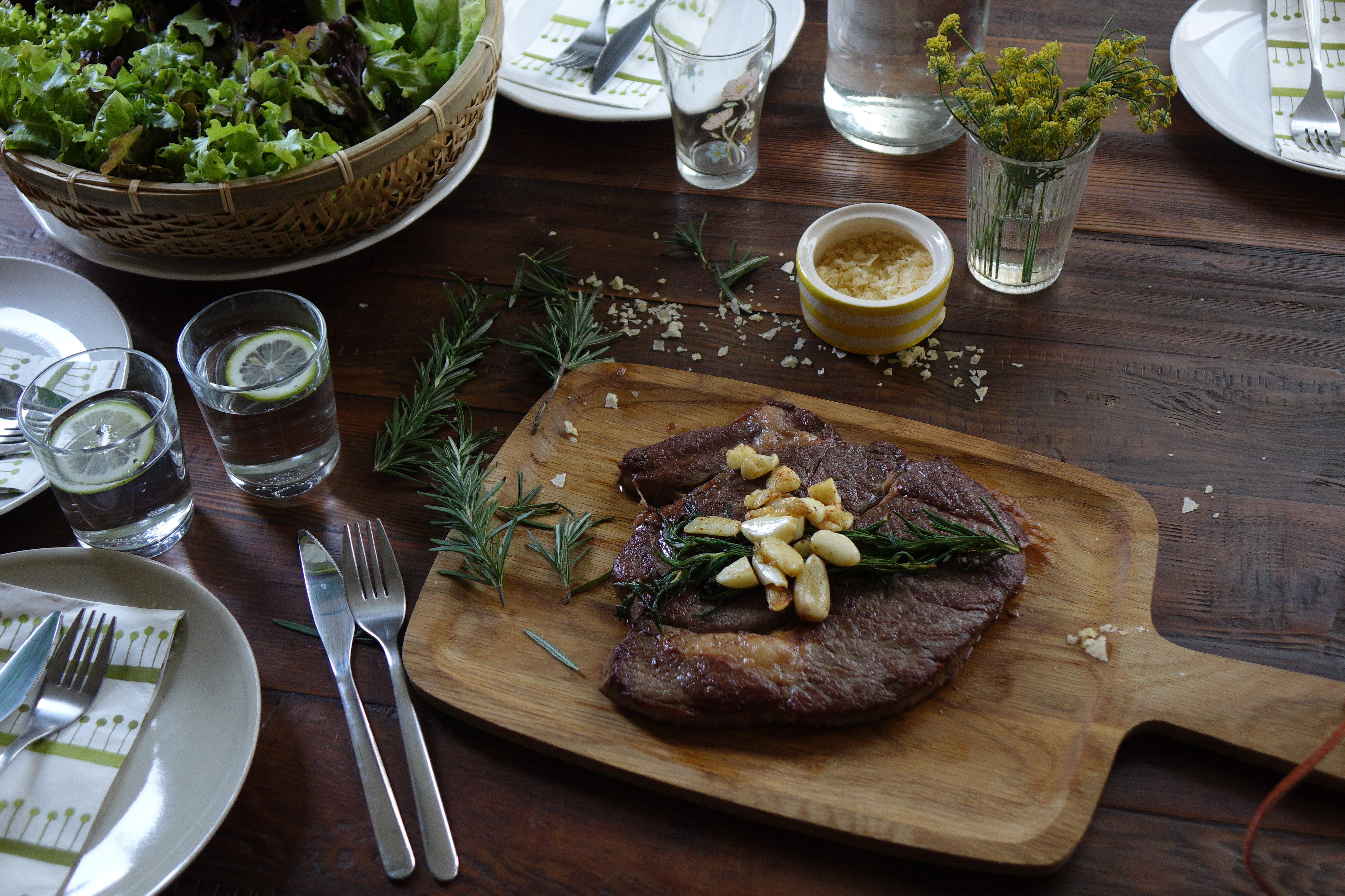 「湯瑪仕肉舖」的牛排部位選擇很多，這片「美國Prime頂級嫩肩沙朗牛排」先煎後烤，牛脂細潤，帶有彈嫰的油筋，肉味濃郁，烤好上桌，很氣派。