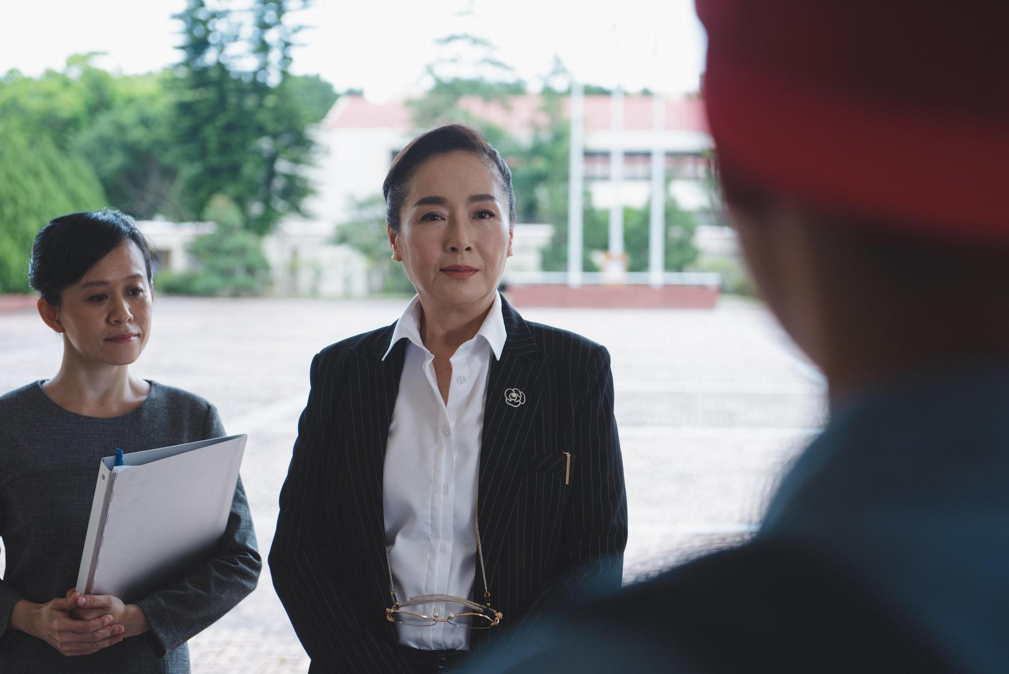 恬妞在戲中演出奉行威權的校長。（威視提供）