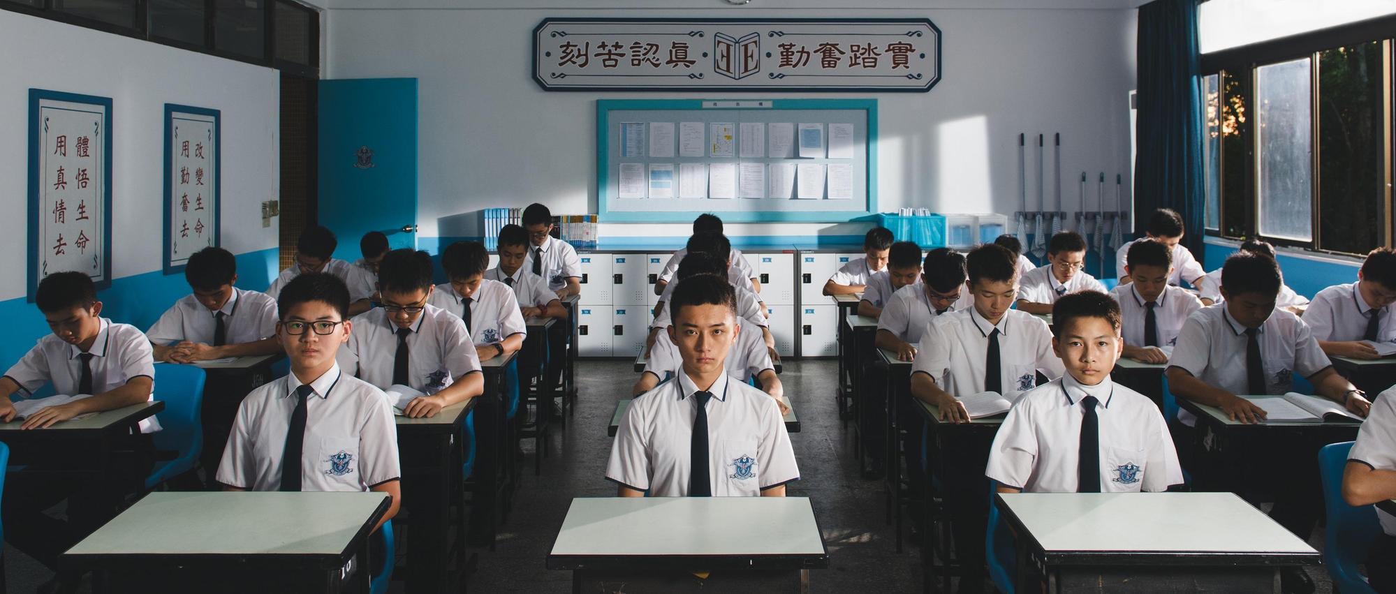 《藍色項圈》的學生在教室裡，卻一點笑容也沒有。（威視提供）