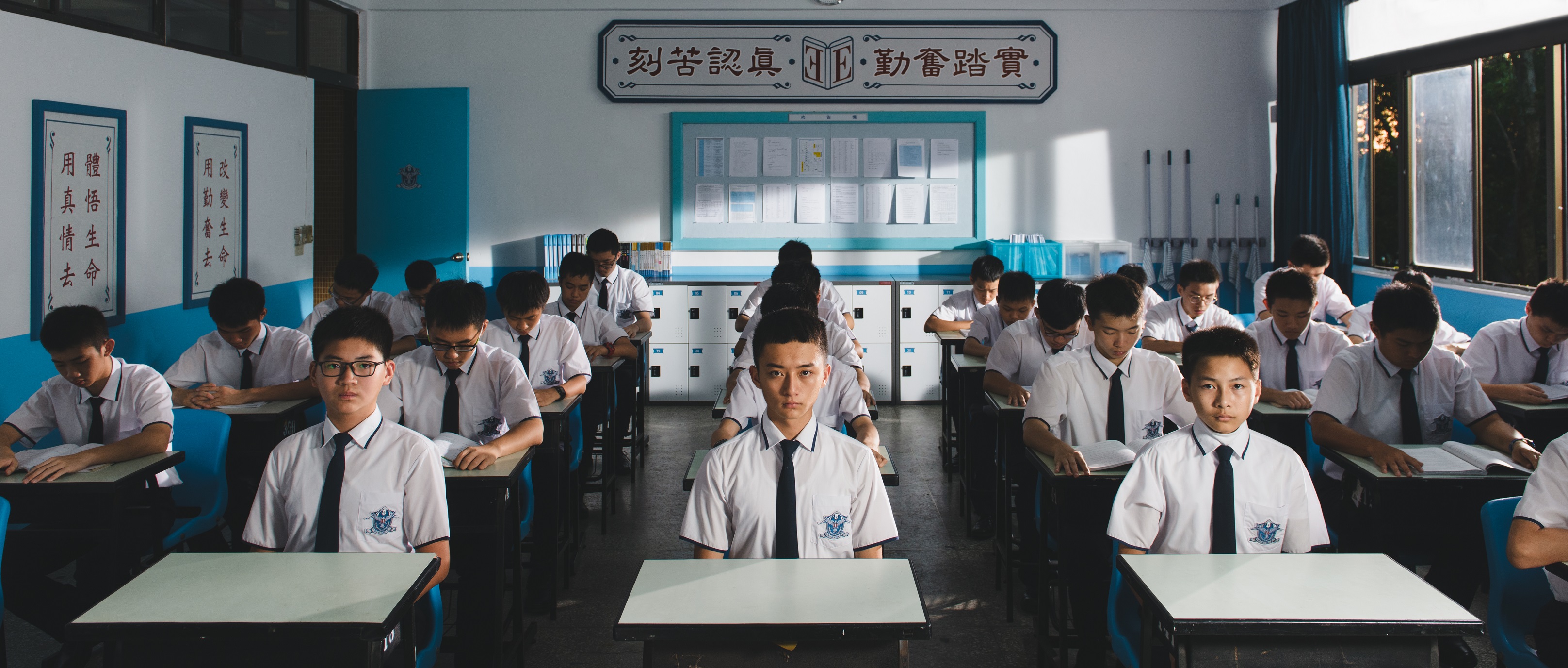 《藍色項圈》的學生在教室裡，卻一點笑容也沒有。（威視提供）