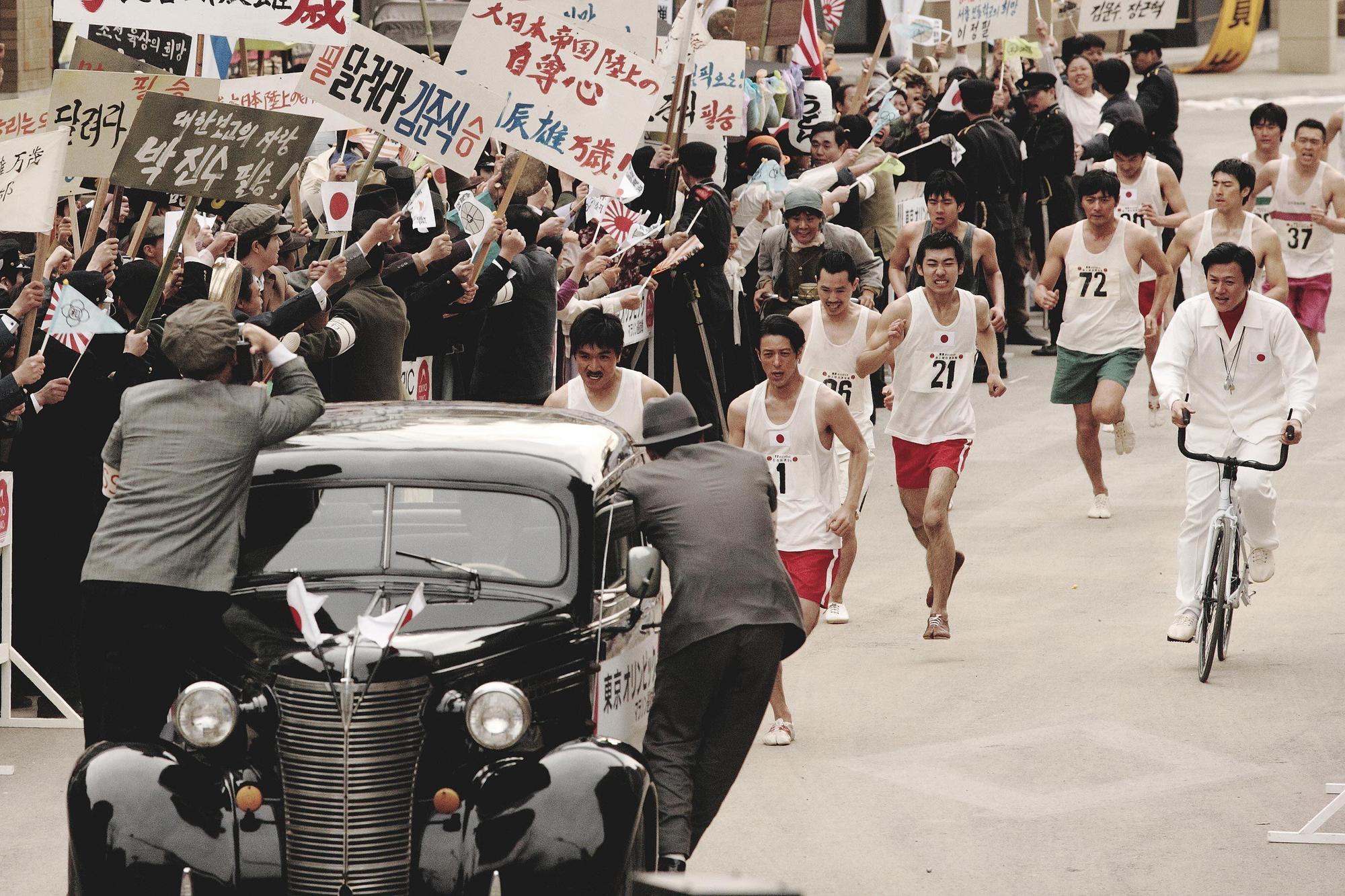 姜帝圭在《登陸之日》中，以馬拉松運動競技暗喻韓日之間微妙的關係。（翻攝自DAUM網站）