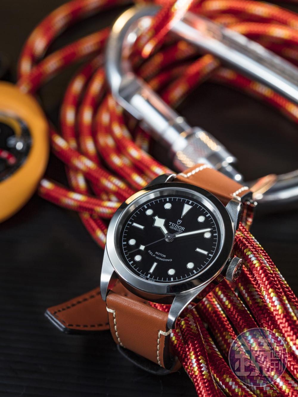 《TUDOR Black Bay 41》想出發去冒險?不管是登山、攀岩、旅遊或者水上活動,帝舵這款Black Bay 41錶款都可以應付需求。此錶從Black Bay潛水錶改款而來,拿掉了潛水錶圈,降低其運動氣息,使外觀更加簡潔爽朗。但仍擁有明亮的夜光與150米防水深度,同時還有精鋼錶帶與織紋錶帶的款式可以選擇。 功能:時間指示/機芯:自動上鏈機芯/建議售價:約NT$76,500(皮帶款)