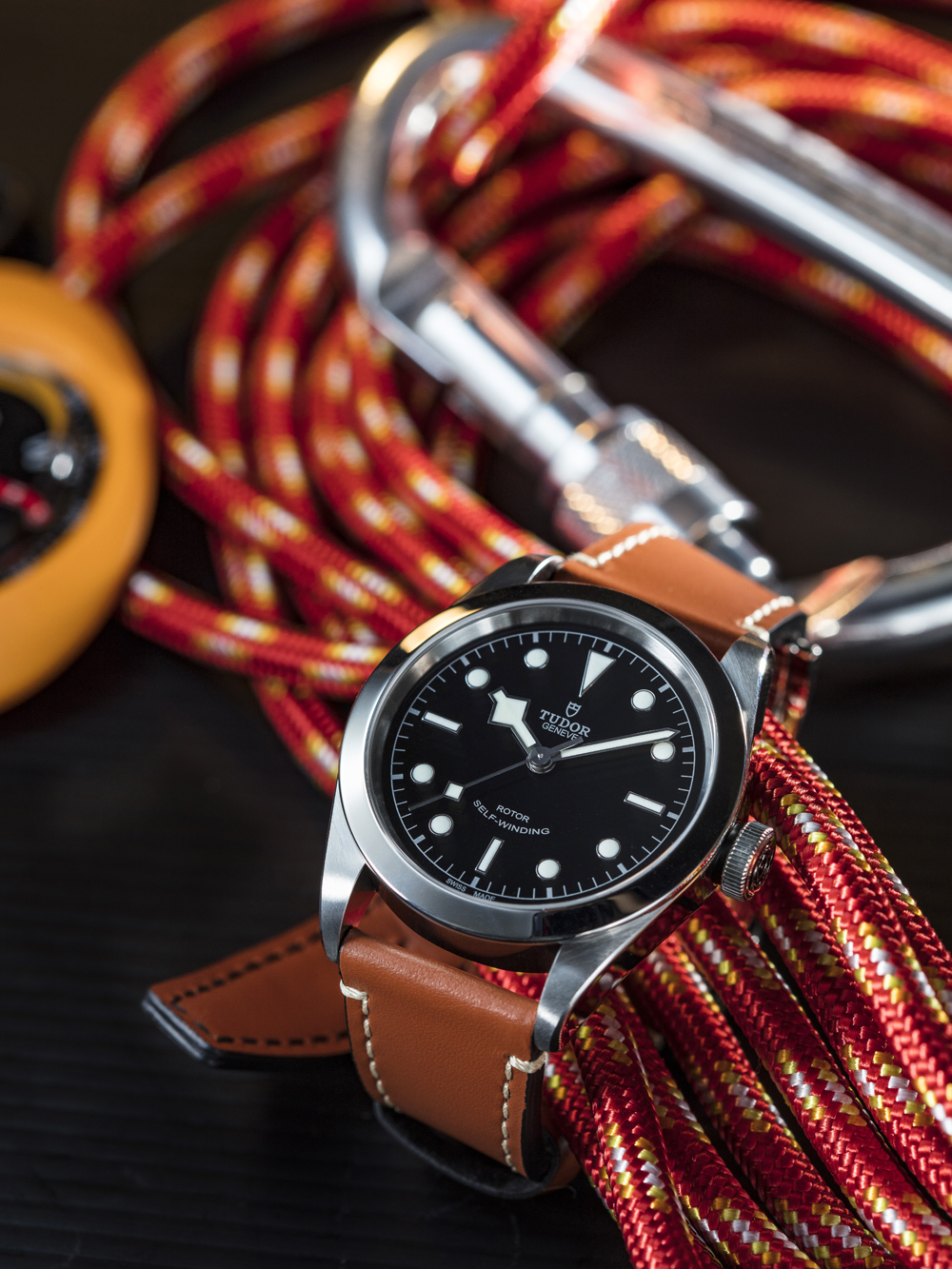 《TUDOR Black Bay 41》想出發去冒險?不管是登山、攀岩、旅遊或者水上活動,帝舵這款Black Bay 41錶款都可以應付需求。此錶從Black Bay潛水錶改款而來,拿掉了潛水錶圈,降低其運動氣息,使外觀更加簡潔爽朗。但仍擁有明亮的夜光與150米防水深度,同時還有精鋼錶帶與織紋錶帶的款式可以選擇。 功能:時間指示/機芯:自動上鏈機芯/建議售價:約NT$76,500(皮帶款)