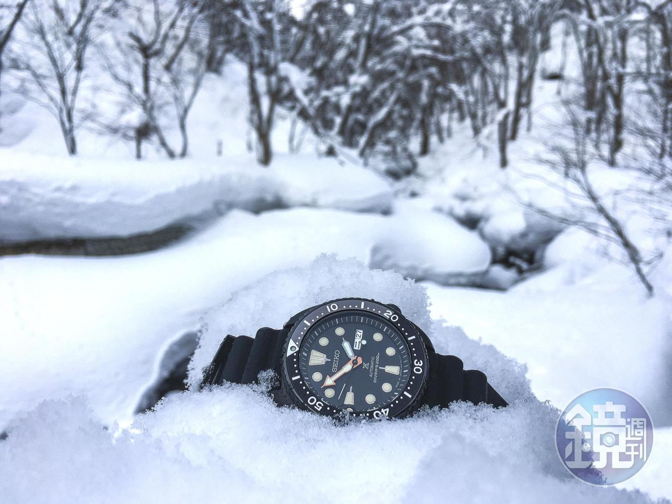 這款擺放在森林雪地上SEIKO黑鋼潛水錶,前陣子陪著我去青森小旅行。拍攝地點是在日本青森八甲田山裡的「青荷溫泉」。《Prospex Diver Scuba》是SEIKO旗下Prospex運動錶系列中的入門潛水錶款,採用自動上鏈4R36機械機芯,200米防水。雖然說是入門級產品,這個The Black Series限量系列的錶殼採用霧面黑鋼處理之後,質感大幅提升,與面盤上的奶油色夜光塗料與橘色分針,呈現強烈對比,非常搶眼。 功能:時間指示;星期、日曆顯示/機芯:自動上鏈機芯/建議售價:約NT$16,000