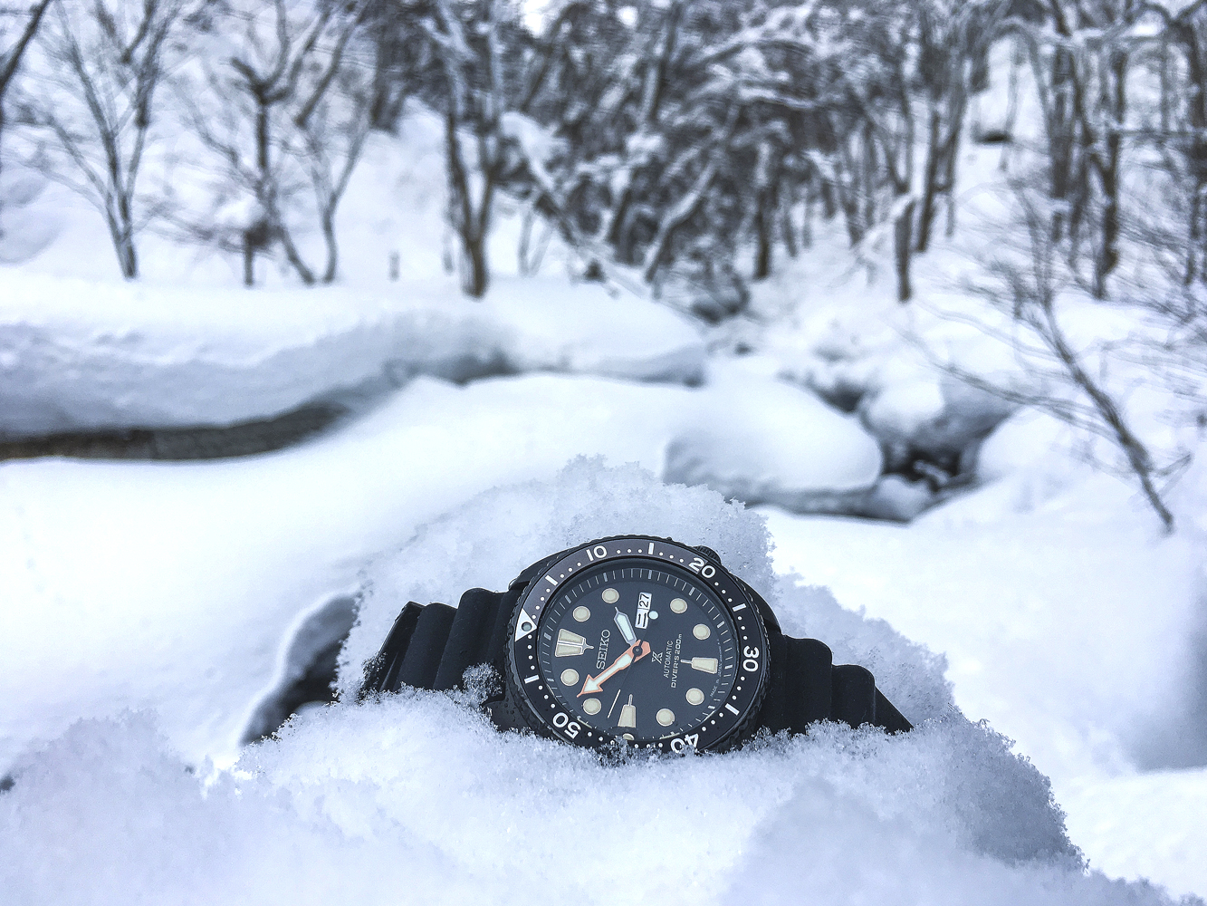 這款擺放在森林雪地上SEIKO黑鋼潛水錶,前陣子陪著我去青森小旅行。拍攝地點是在日本青森八甲田山裡的「青荷溫泉」。《Prospex Diver Scuba》是SEIKO旗下Prospex運動錶系列中的入門潛水錶款,採用自動上鏈4R36機械機芯,200米防水。雖然說是入門級產品,這個The Black Series限量系列的錶殼採用霧面黑鋼處理之後,質感大幅提升,與面盤上的奶油色夜光塗料與橘色分針,呈現強烈對比,非常搶眼。 功能:時間指示;星期、日曆顯示/機芯:自動上鏈機芯/建議售價:約NT$16,000
