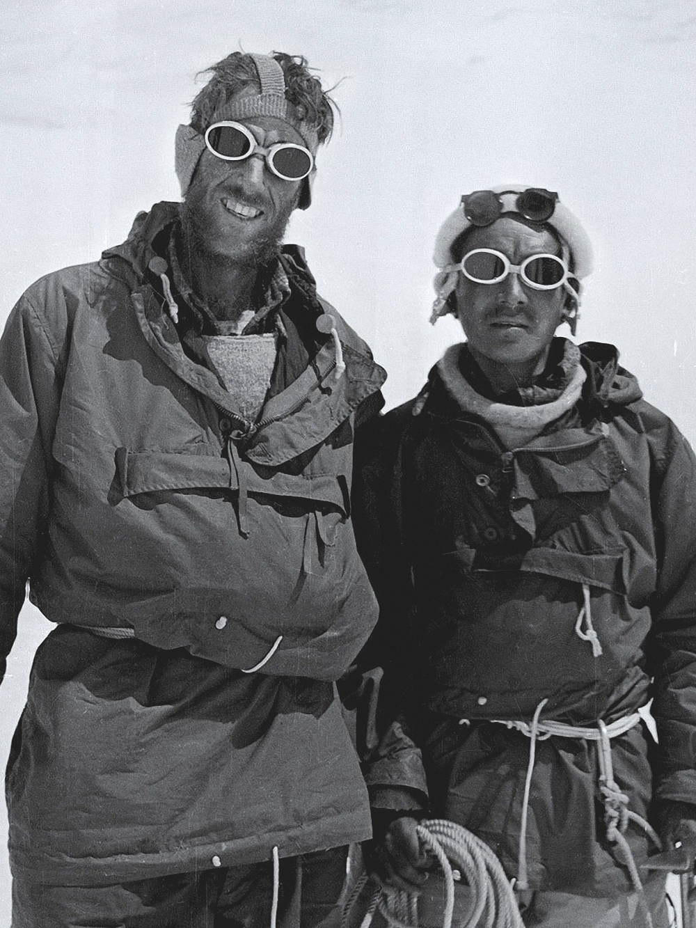 紐西蘭探險家Edmund Hillary 和尼泊爾雪巴人Tenzing Norgay組成的英國探險隊,首次成功登上世界最高峰。