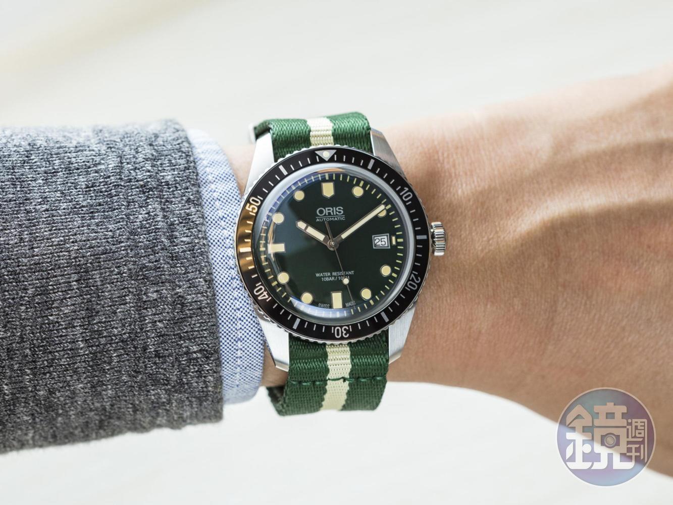 《ORIS Divers Sixty-Five》豪利時近年非常紅的復古潛水錶款,在運動與古典風格中取得平衡,也非常適合配戴出門旅行探險。尤其水晶鏡面採用復古的箱形設計,更大的曲面弧度,突顯出面盤的設計。這款綠色面盤配以綠色纖維錶帶的款式,讓手腕充滿獨特的文青風格。另外還有藍色款可供選擇。 功能:時間指示;日曆顯示/機芯:自動上鏈機芯/建議售價:約NT$61,000
