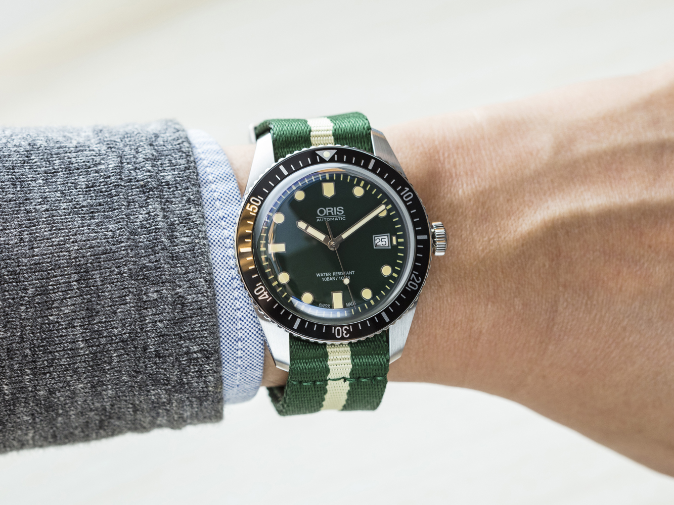 《ORIS Divers Sixty-Five》豪利時近年非常紅的復古潛水錶款,在運動與古典風格中取得平衡,也非常適合配戴出門旅行探險。尤其水晶鏡面採用復古的箱形設計,更大的曲面弧度,突顯出面盤的設計。這款綠色面盤配以綠色纖維錶帶的款式,讓手腕充滿獨特的文青風格。另外還有藍色款可供選擇。 功能:時間指示;日曆顯示/機芯:自動上鏈機芯/建議售價:約NT$61,000