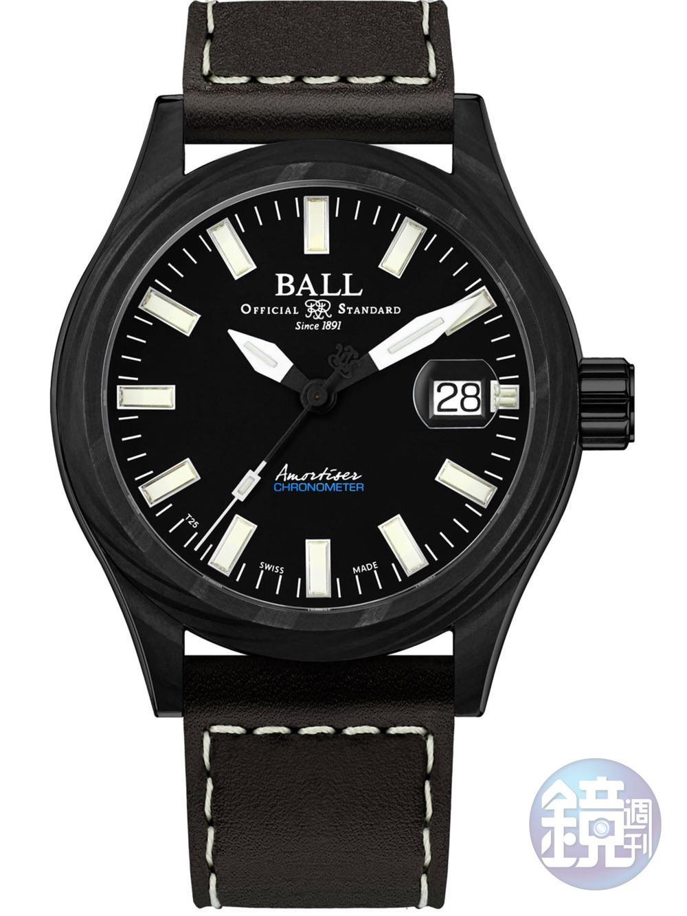 《BALL Engineer III CarboLIGHT》波爾錶除了擁有獨家氚氣燈管技術,在創新材質的開發也不遺餘力,最新的CarboNANO材質,結合碳纖維物料與鎳合金,使同時有輕巧與高抗腐蝕的性能,同時又有鎳合金所製的防磁保護罩保護機芯。面盤上的時標採用闊達1.5mm的大型氣燈,在黑暗中非常明亮。尺寸上有40mm與43mm二種選擇。 功能:時間指示;日曆顯示/機芯:自動上鏈機芯/建議售價:約NT$72,500