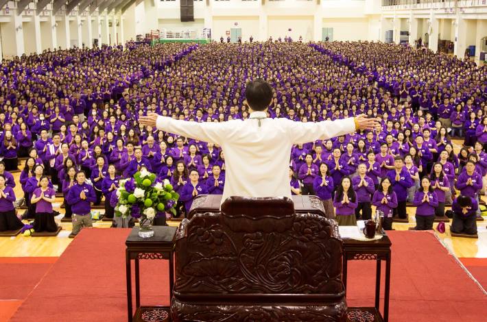 法會上可見滿滿信徒，還會大聲讚頌妙禪「感恩師父，讚嘆師父」，被網友惡搞成「感恩seafood讚嘆seafood」。（翻攝自佛教如來宗粉專）