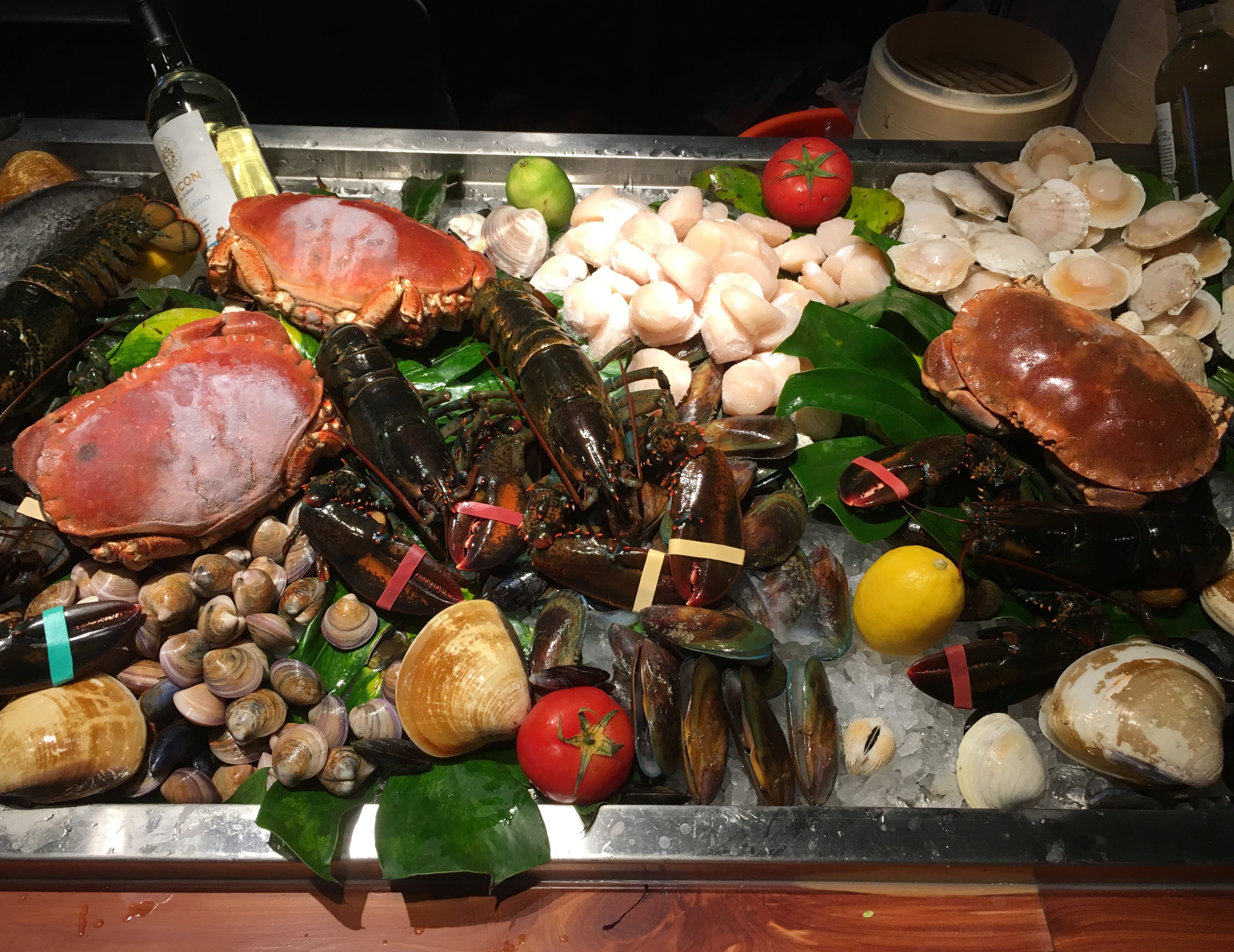 「花酒蔵海鮮吧」主打各式海鮮料理，強調食材都是產地新鮮直送。