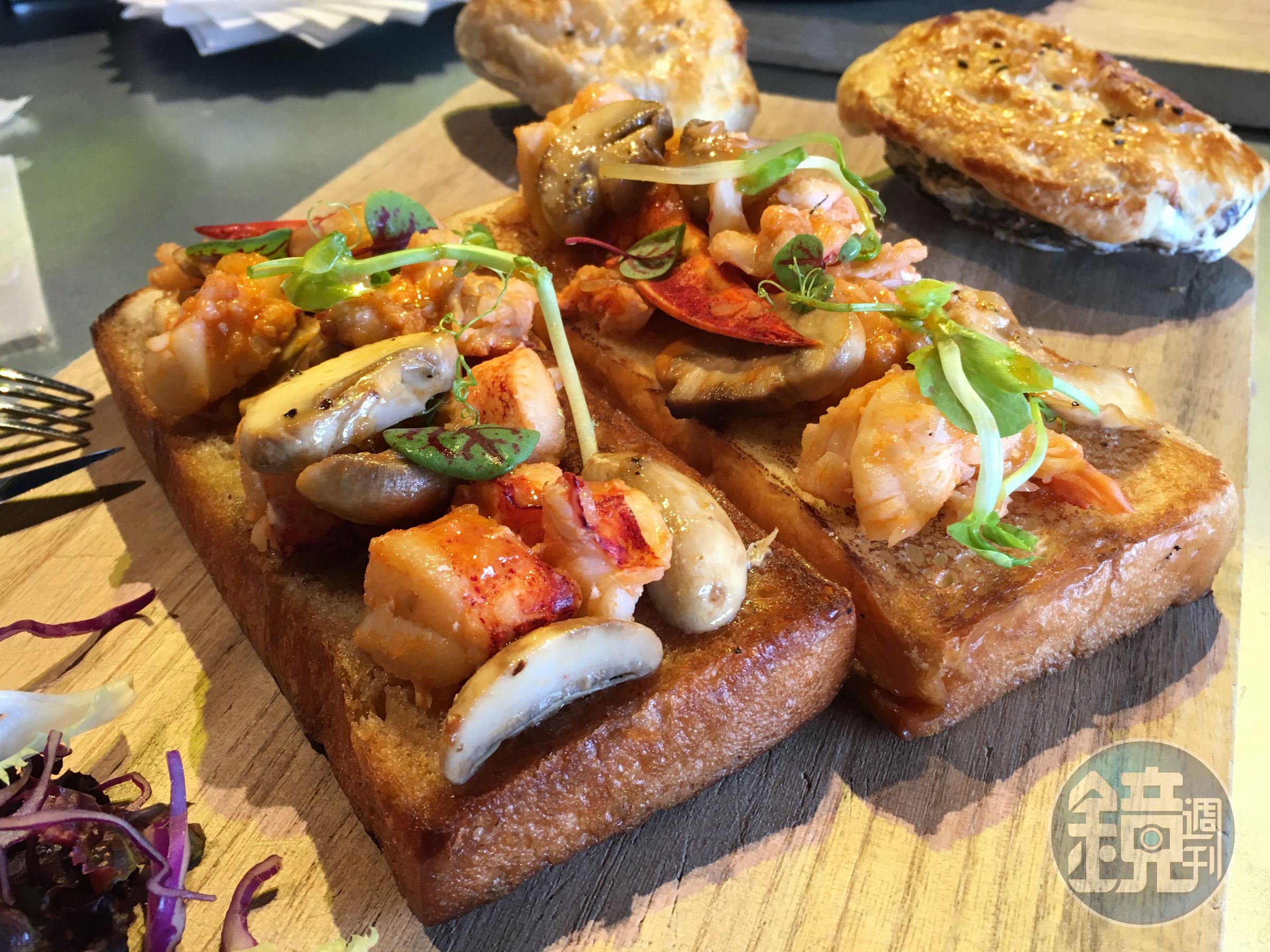 「奶油活龍蝦三明治」是在香酥的布里歐麵包上，鋪滿活龍蝦肉，大口咬下很過癮。（680元／份）