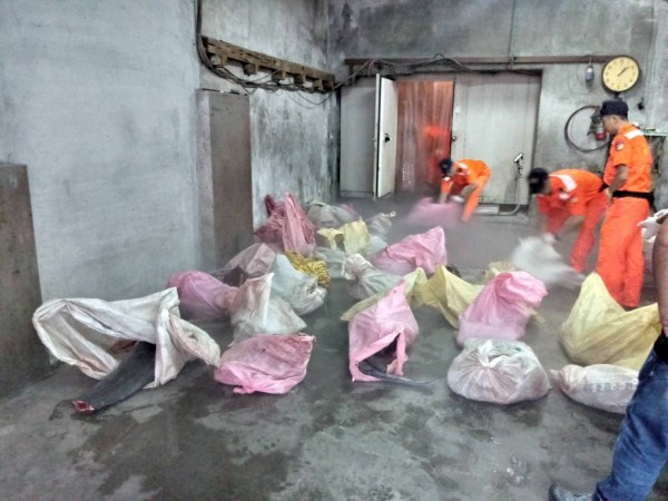 海巡人員在民宅冷凍庫發現50袋海豚肉。（海巡署提供）