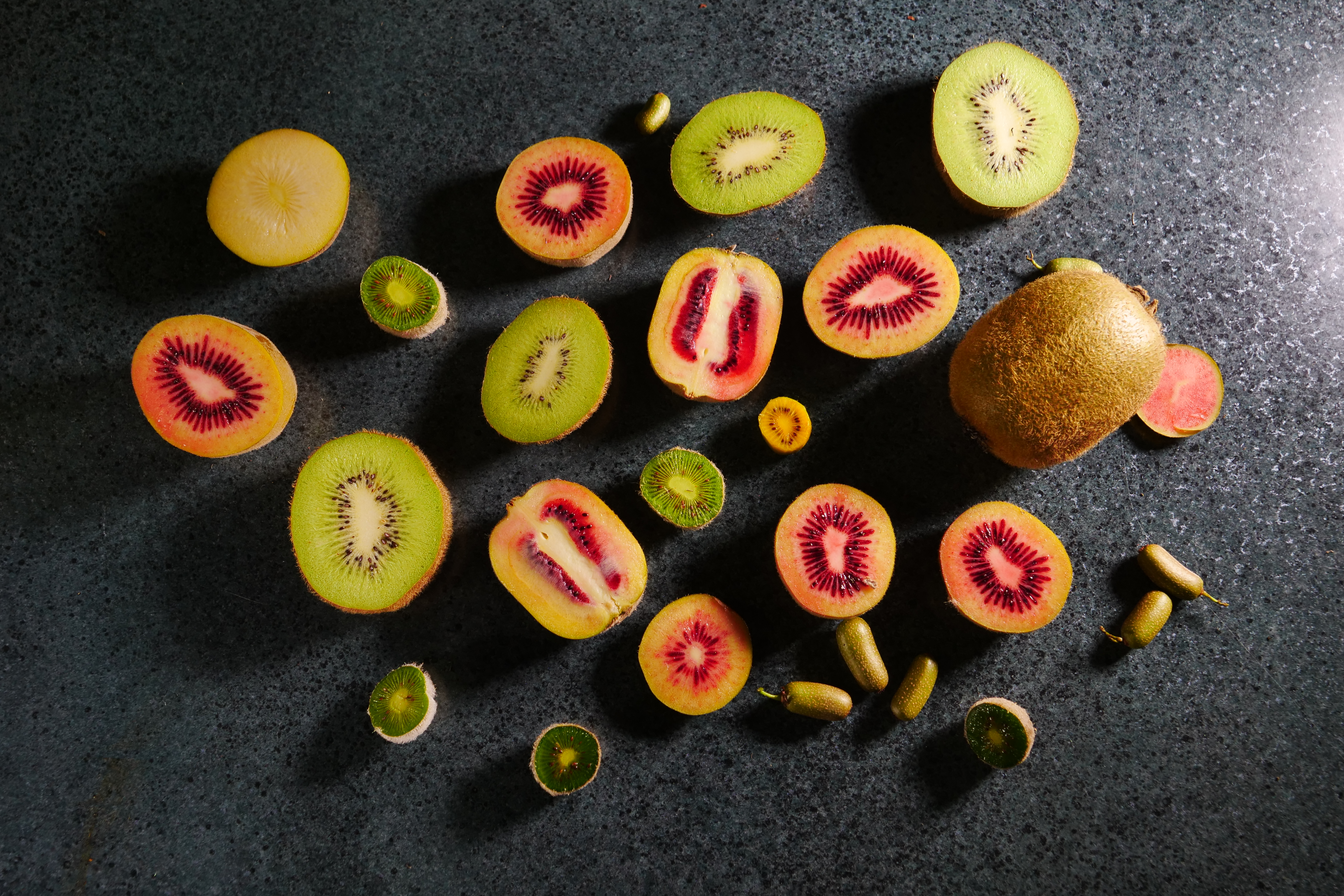 在紐西蘭有多達24種奇異果，造型多變，果肉也不只黃色和綠色，口味除了酸、甜，還有會讓人辣到咳嗽的品種。