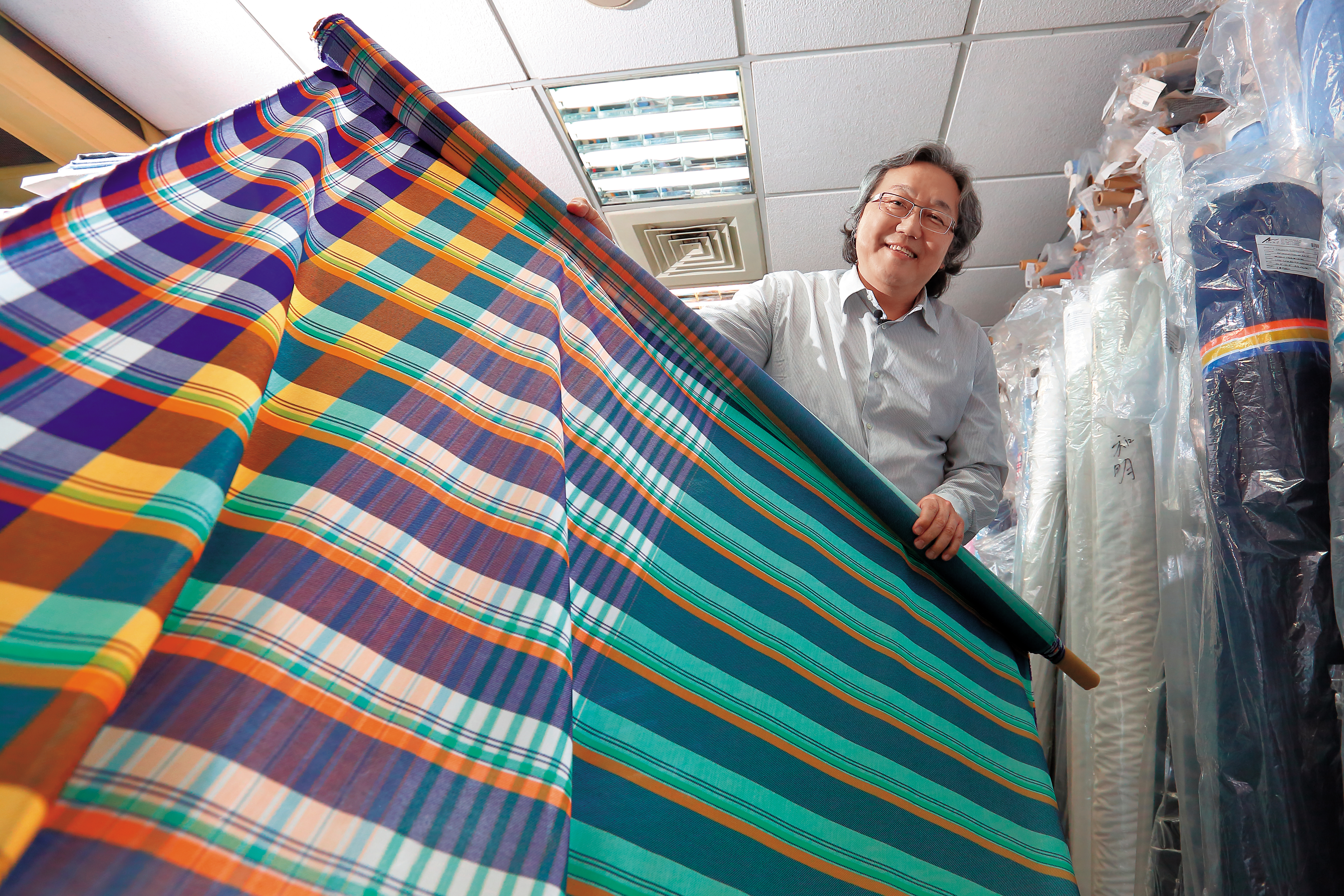 來自台南布料世家的陳富泉，以高技術門檻的格子布，成為國際精品的主要供應商。