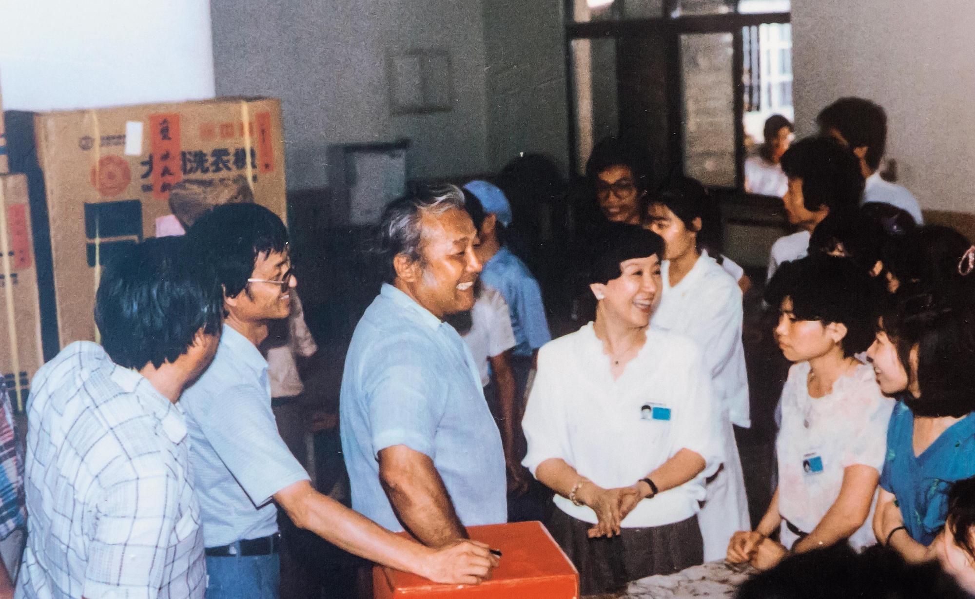1976年陳文進創立和明紡織,一旁為妻子凌愛。(和明提供)