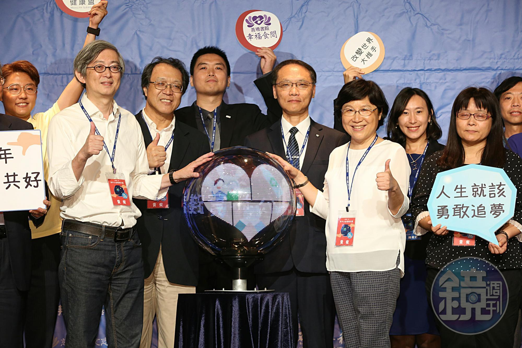 慈濟基金會舉辦全國第一屆「青年公益實踐計畫」,經半年篩選與引導,從245個團隊中選出10個,希望培育出青年心中的善種子,長成大樹。