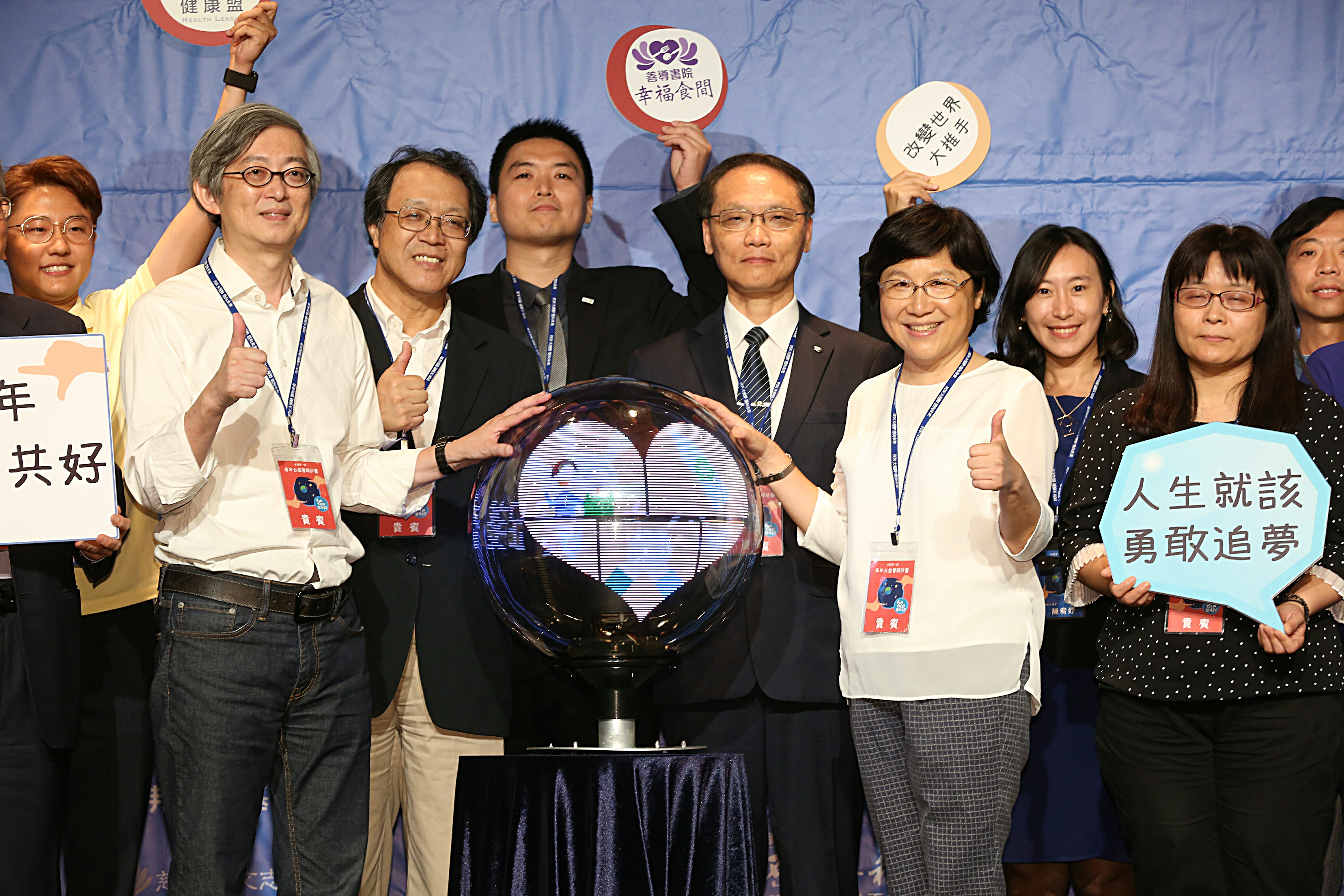 慈濟基金會舉辦全國第一屆「青年公益實踐計畫」，經半年篩選與引導，從245個團隊中選出10個，希望培育出青年心中的善種子，長成大樹。