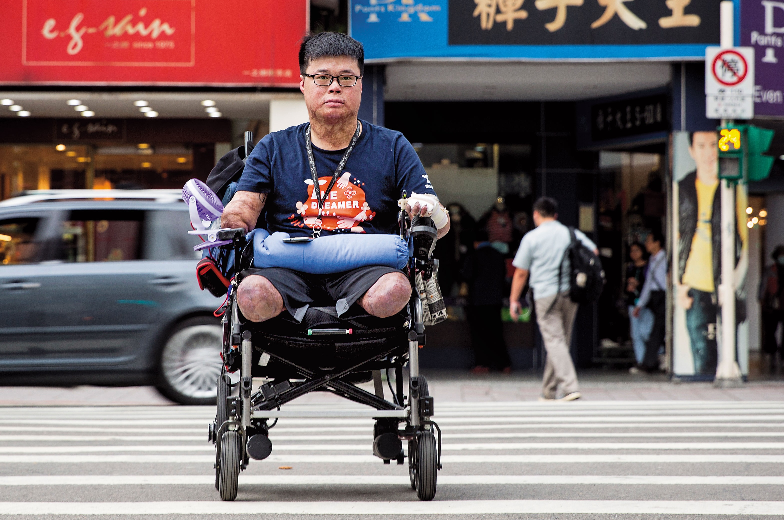 四肢僅剩手指無功能的左手，但駕著被戲稱為「寶馬」的電動輪椅，黃博煒大多時候並不需要看護協助移動。